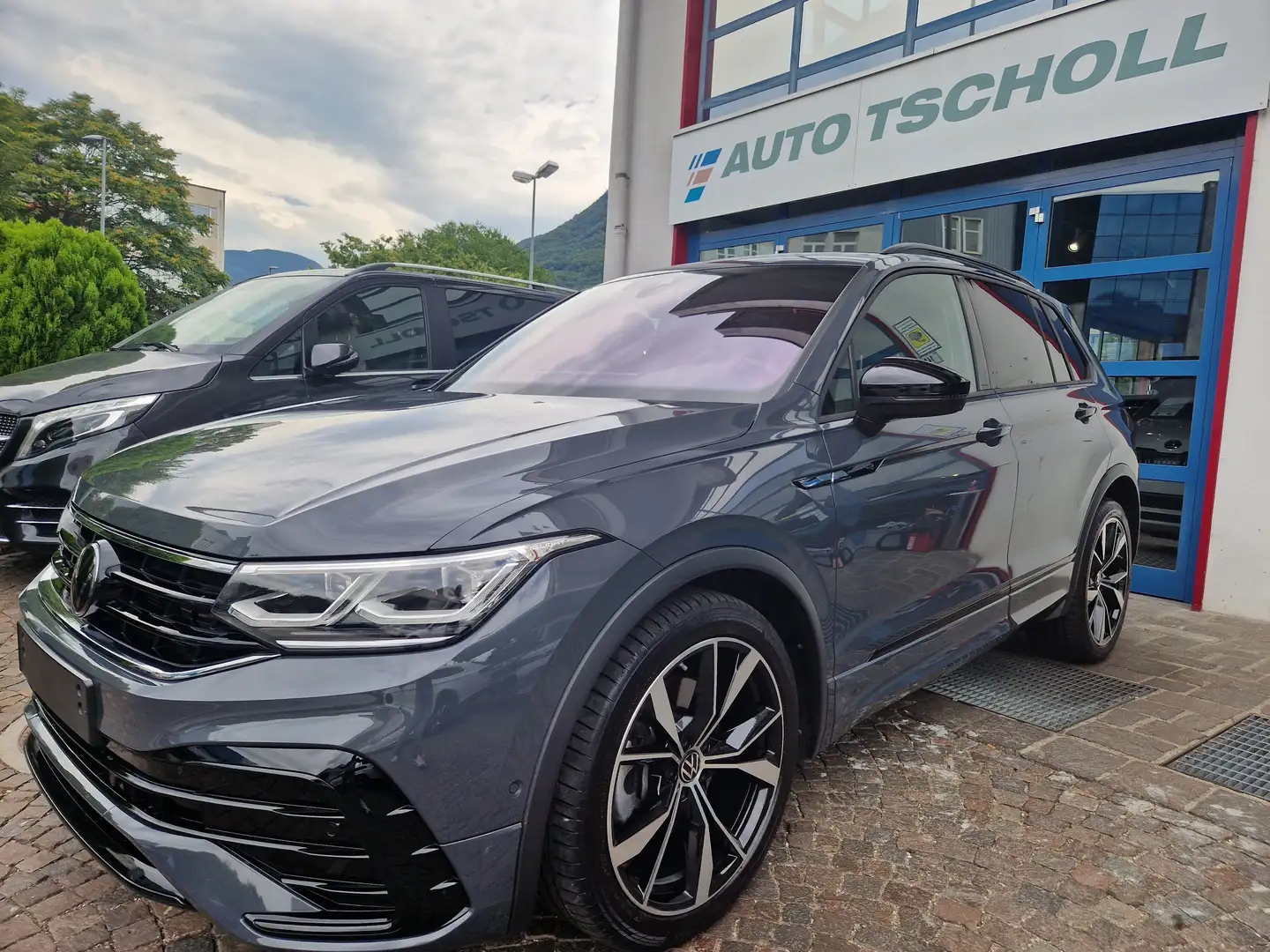 Volkswagen Tiguan 2.0 TDI 200Cv 4MOTION DSG R-Line Black Matrix ACC Grau - 1