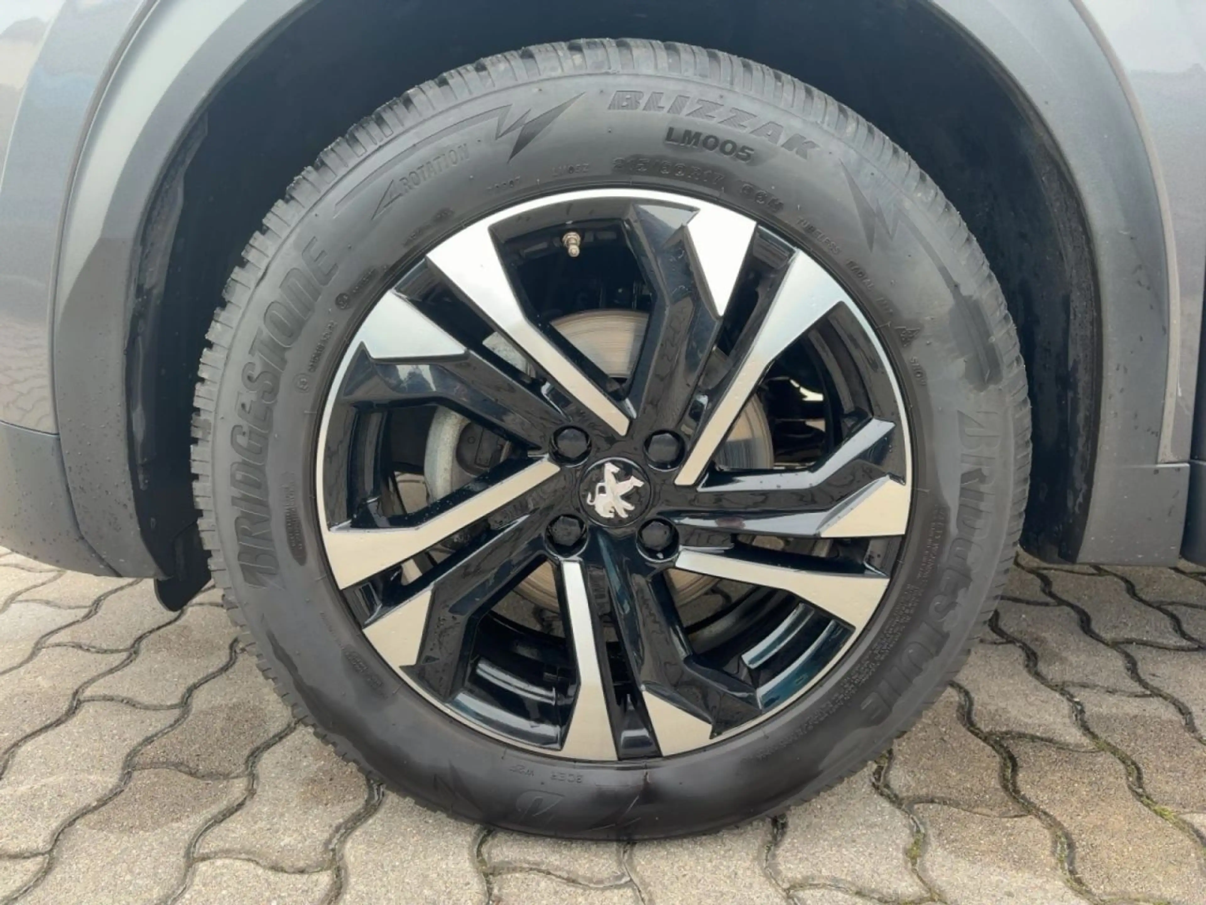 Peugeot 2008 Allure Pack PureTech 130 EAT8 — photo 11