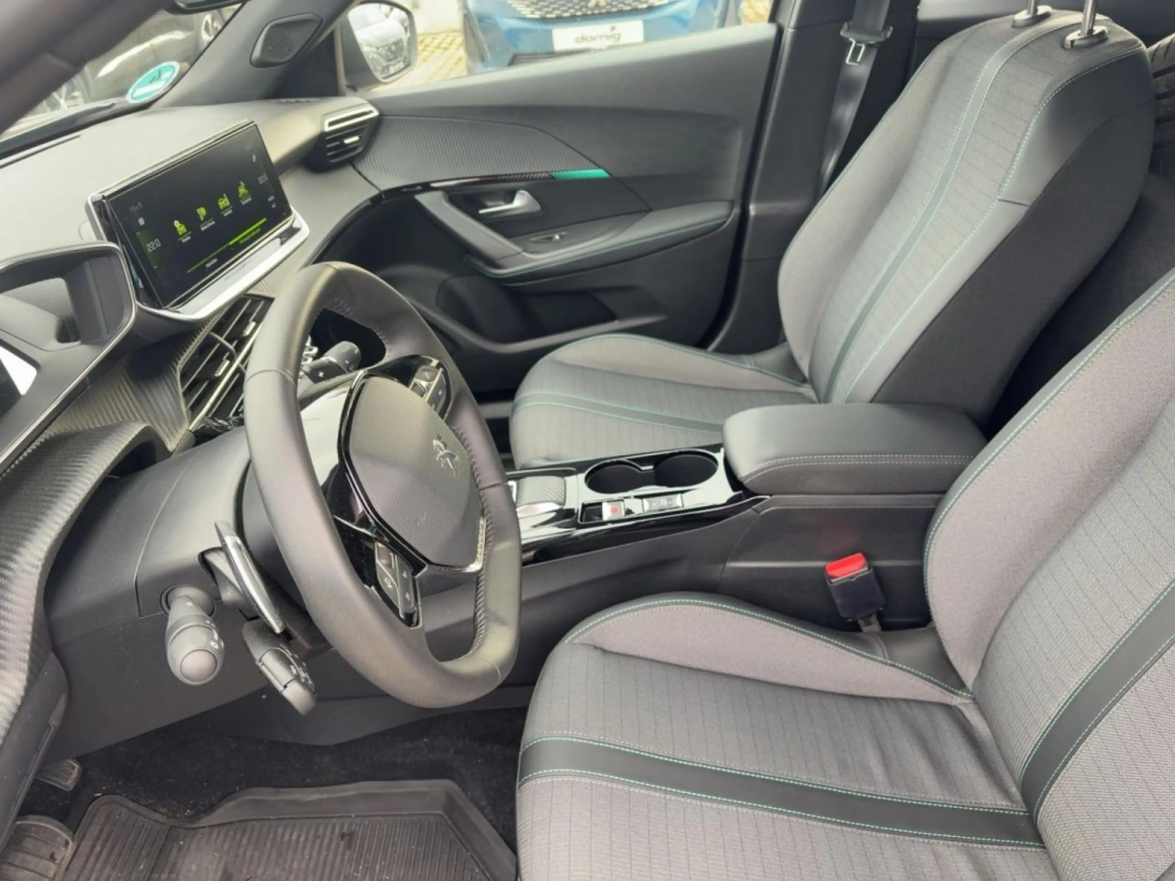 Peugeot 2008 Allure Pack PureTech 130 EAT8 — photo 7