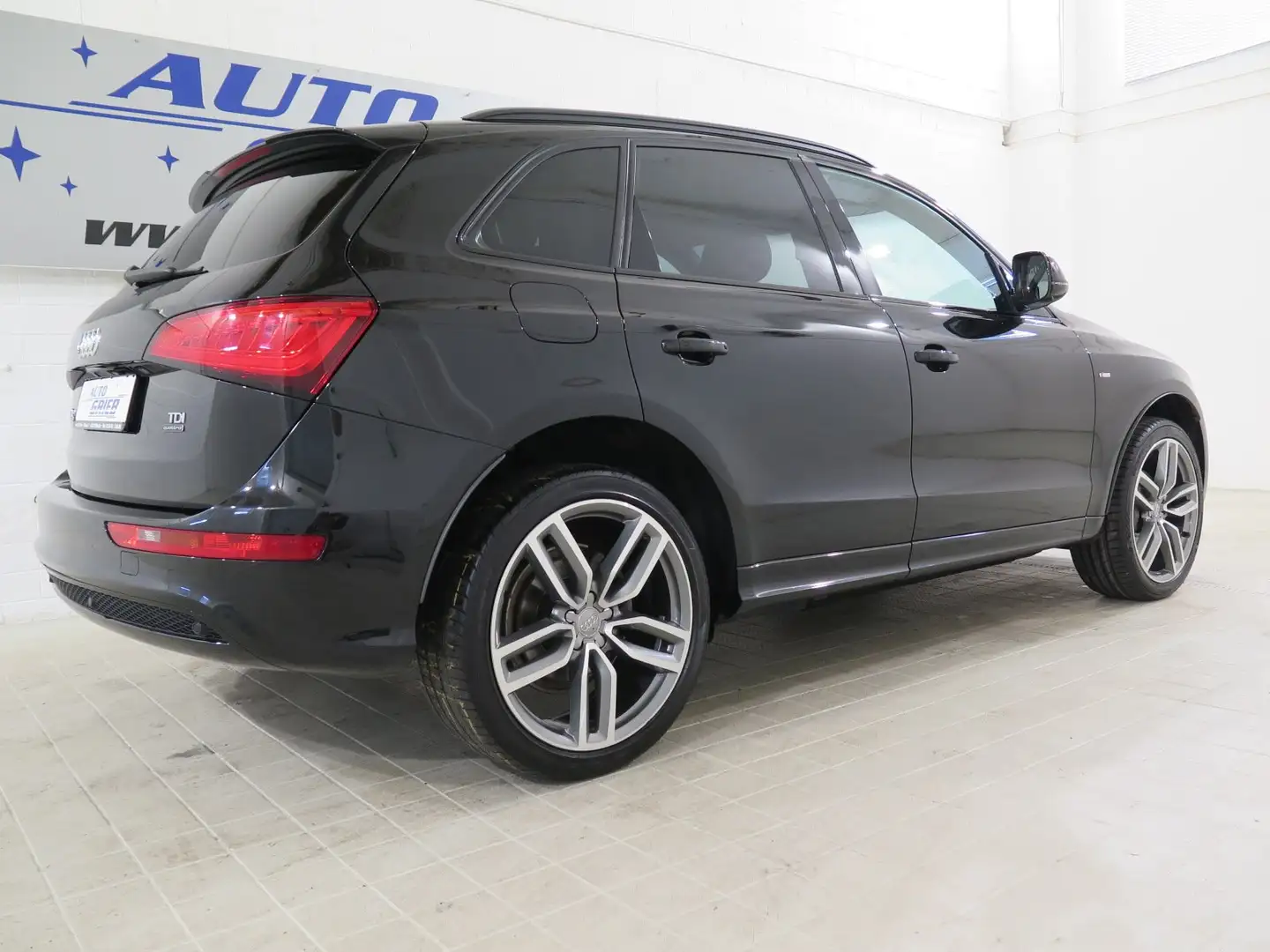 Audi Q5 2.0 TDI (140 kW) quattro, S-line,Panod,AHK,ACC Fekete - 2