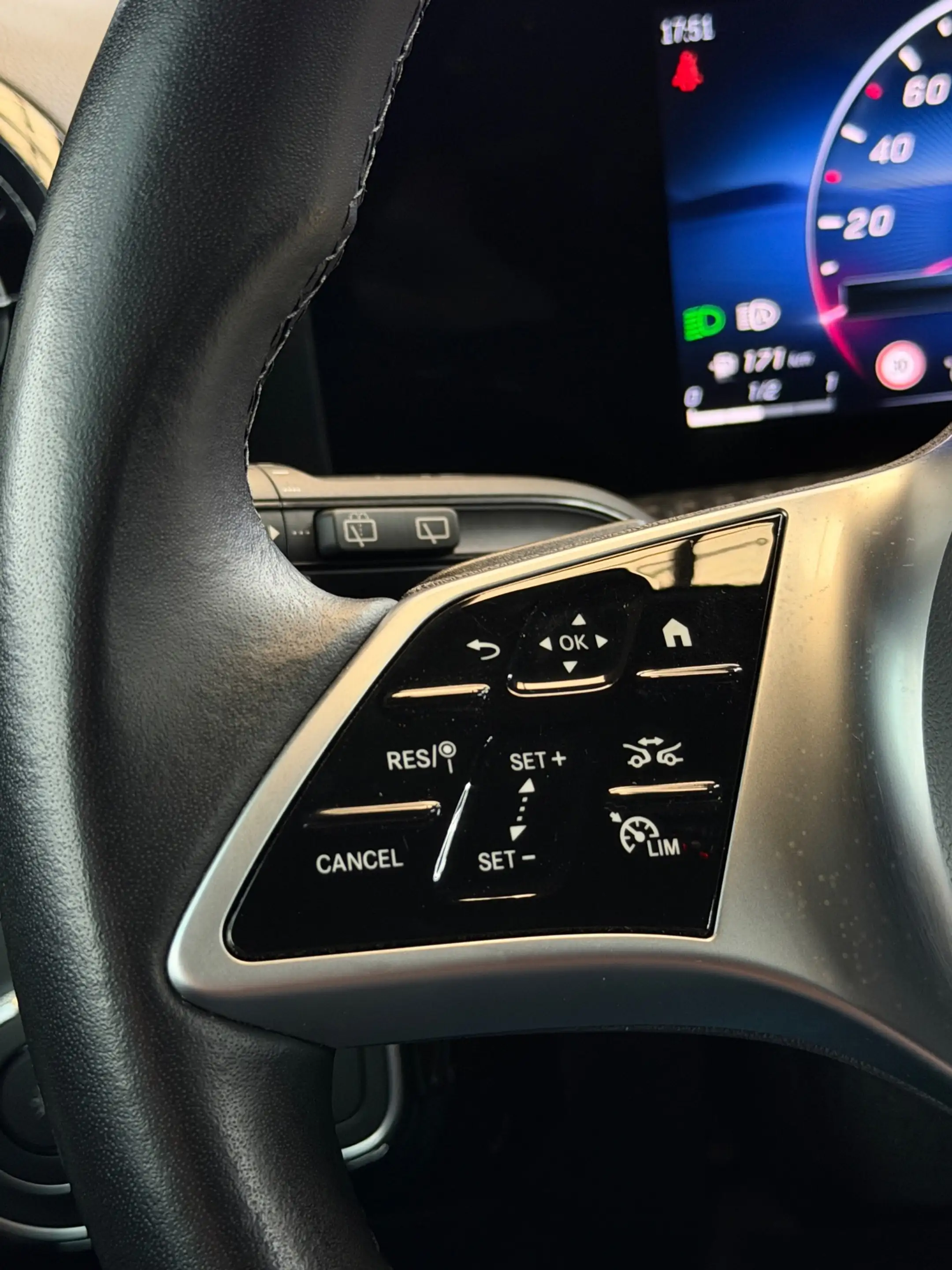 Mercedes-Benz A 200 Luxury Line Facelift CarPlay Camera — photo 22