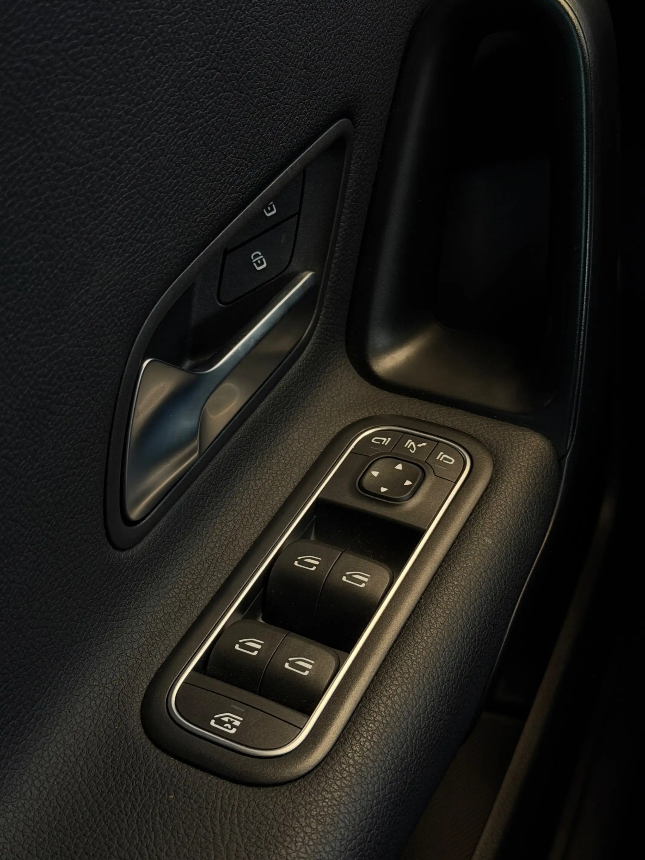 Mercedes-Benz A 200 Luxury Line Facelift CarPlay Camera — photo 27