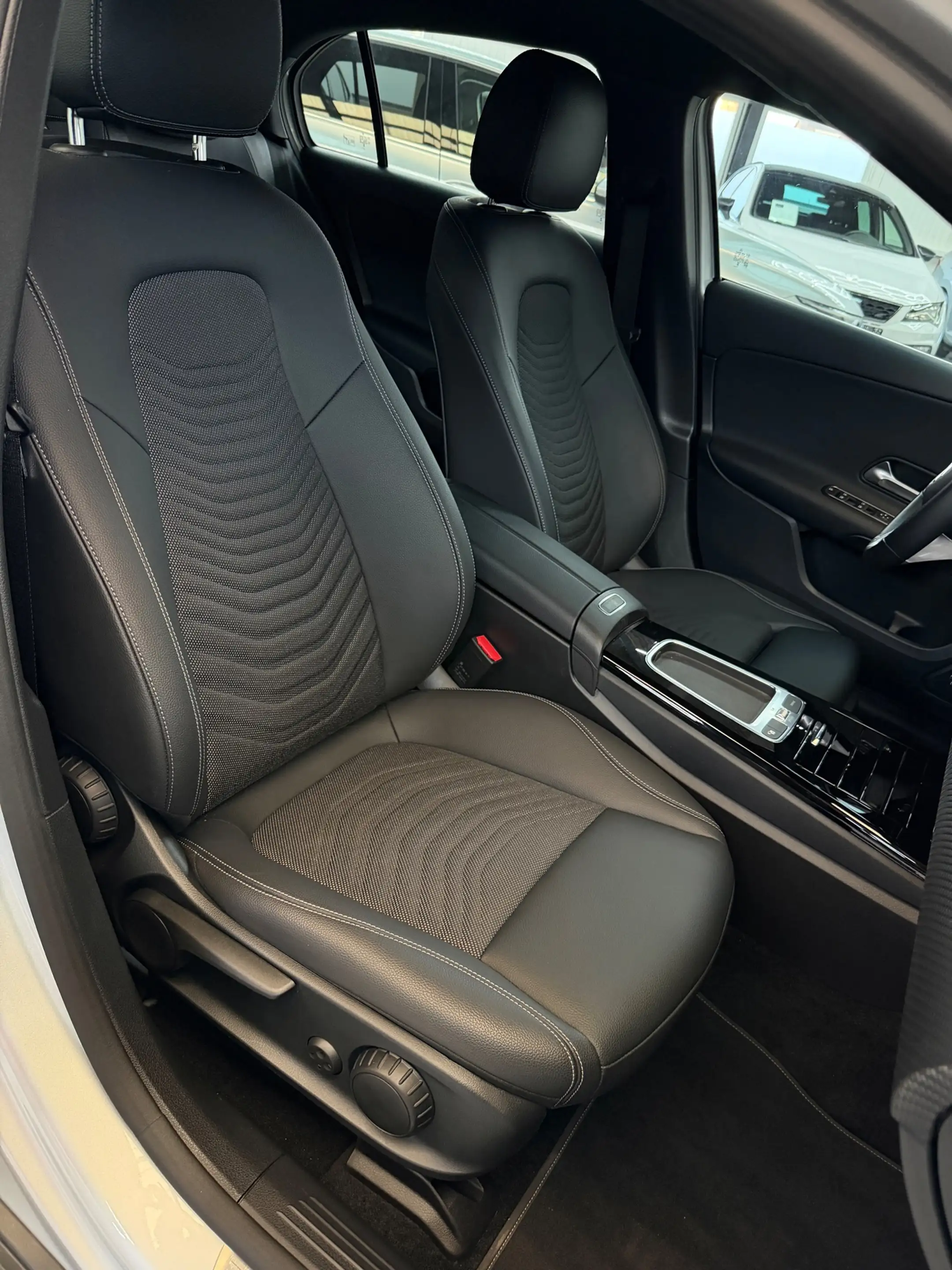 Mercedes-Benz A 200 Luxury Line Facelift CarPlay Camera — photo 14