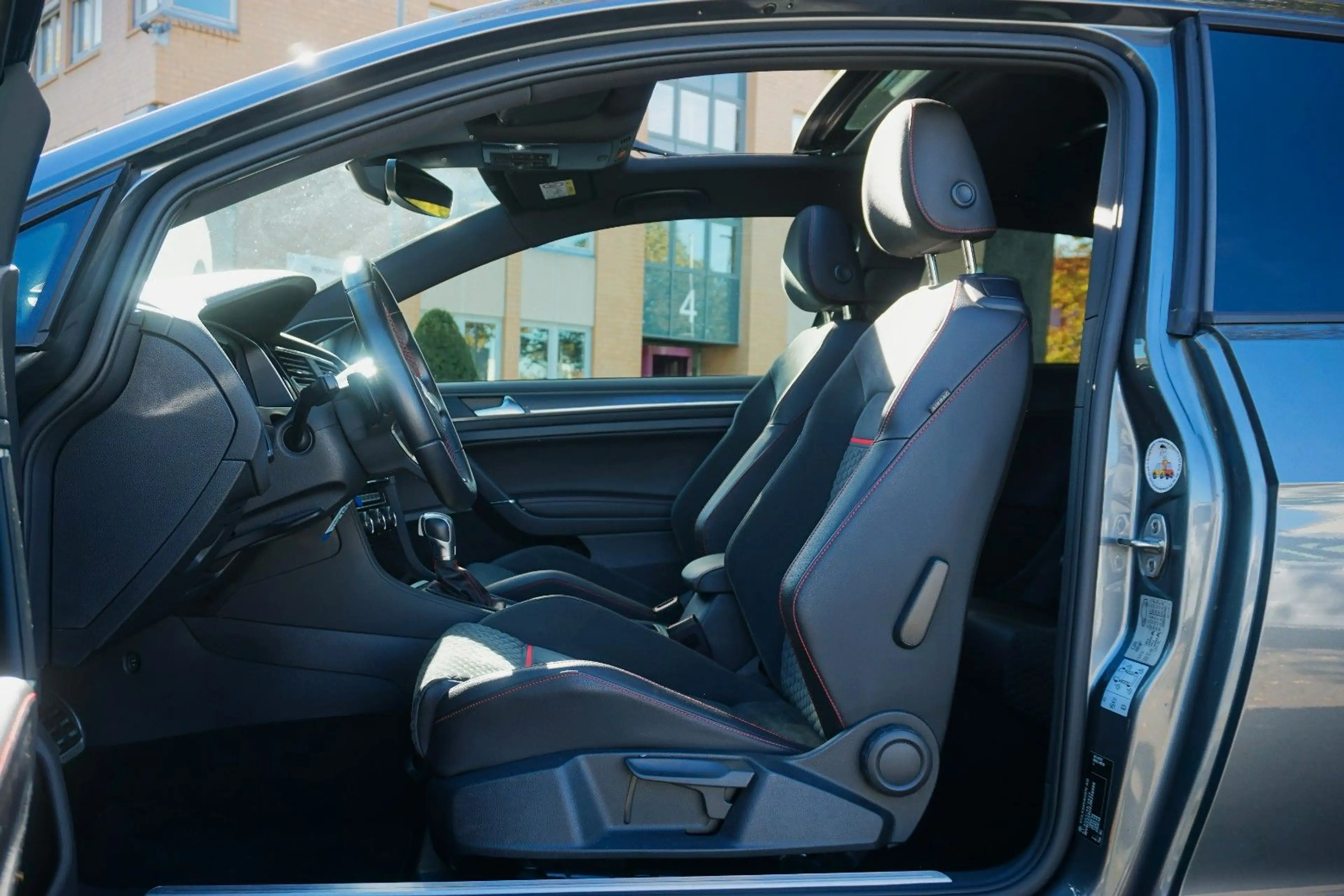 Volkswagen Golf GTI Performance / Pano./ Alcantara / 19" / — photo 10
