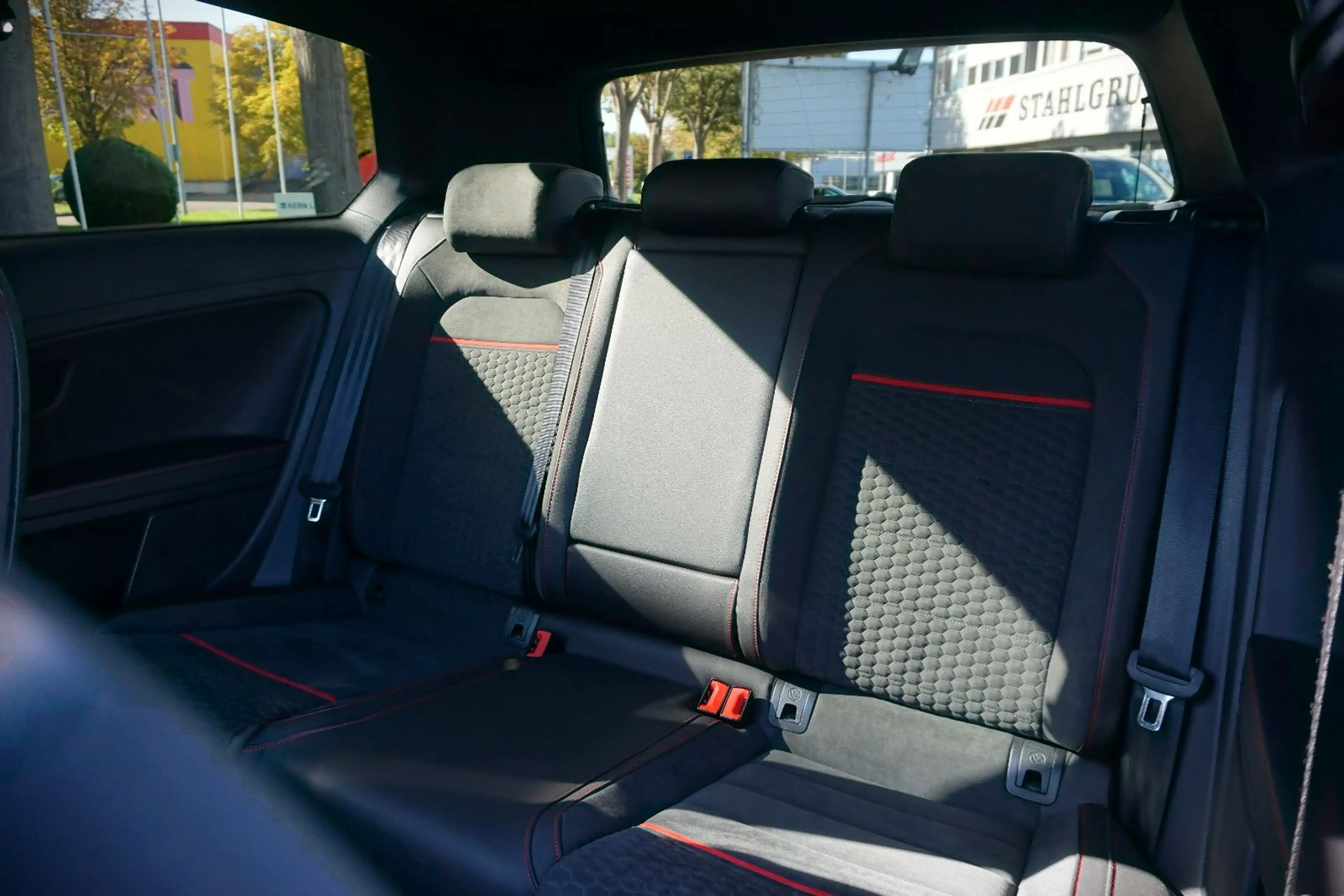 Volkswagen Golf GTI Performance / Pano./ Alcantara / 19" / — photo 12
