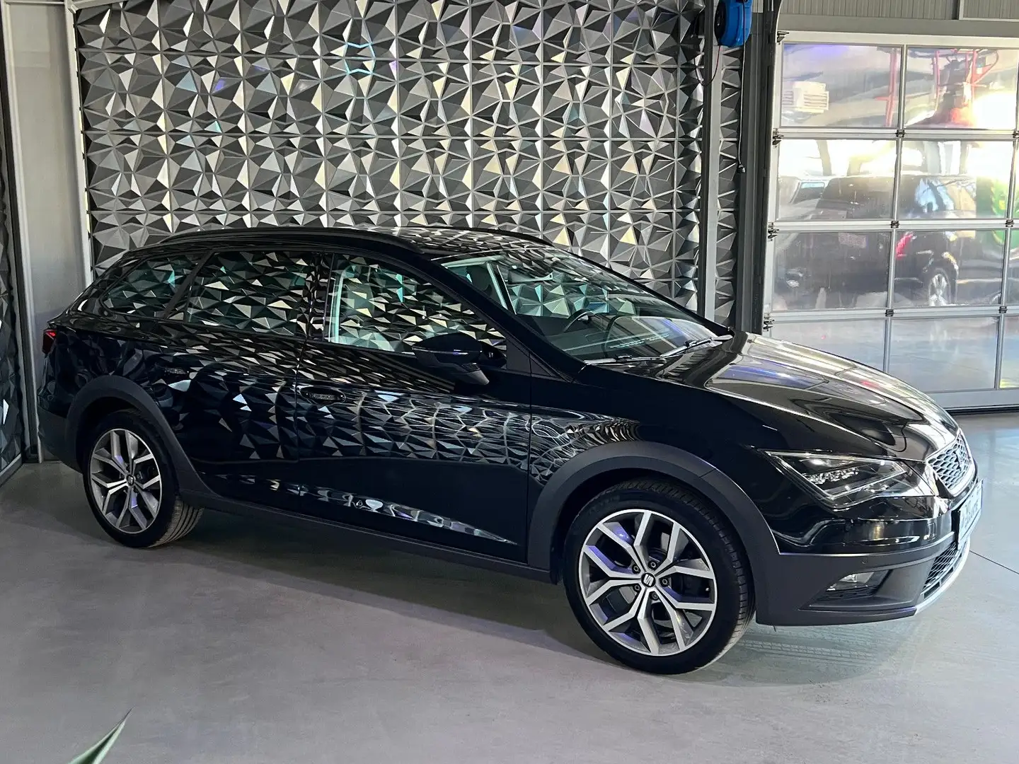 SEAT Leon ST X-Perience *FR*4x4*AT*SIHZ*LED*PDC*ALU Noir - 2