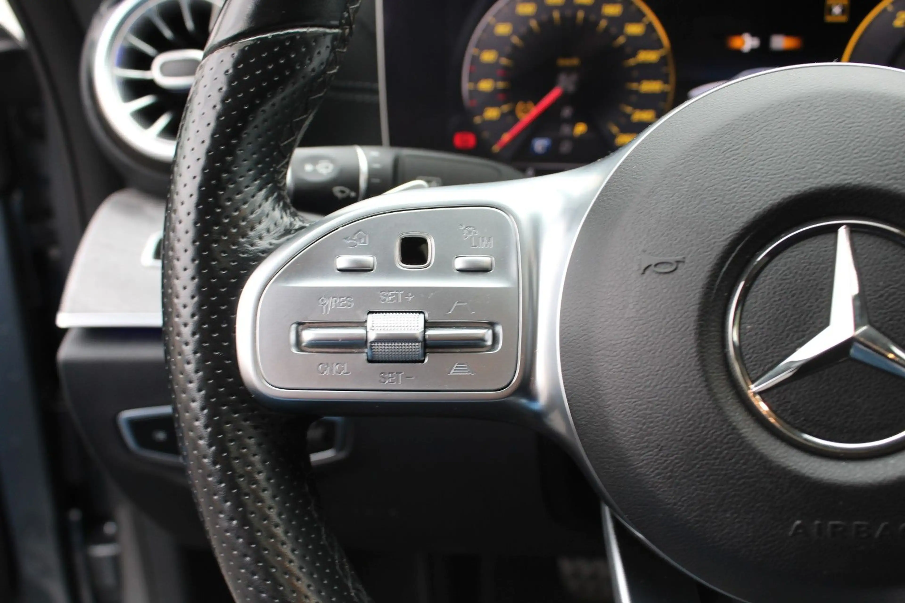 Mercedes-Benz CLS 350 AMG Line Leder SD Distronic Plus — photo 20