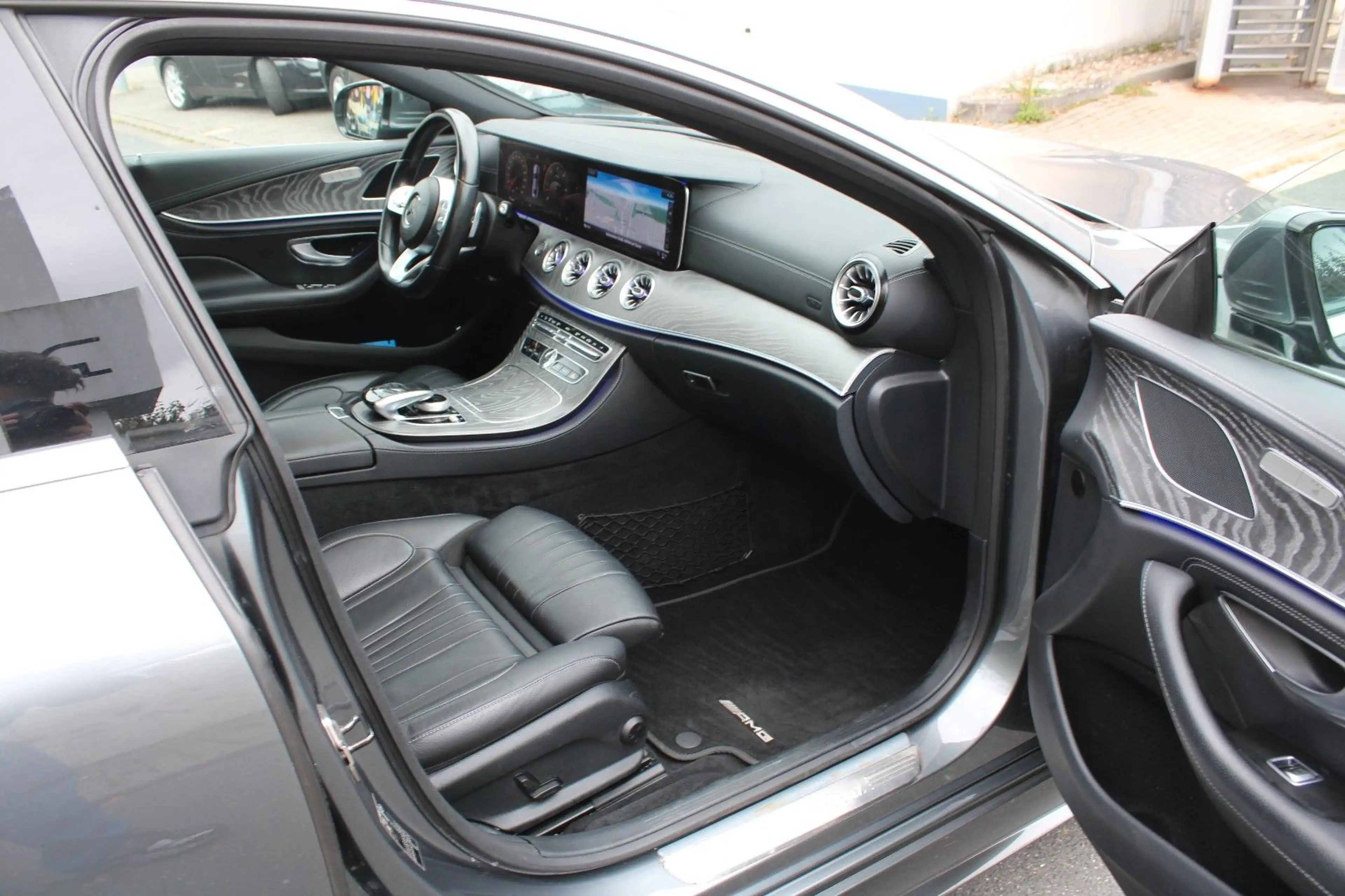 Mercedes-Benz CLS 350 AMG Line Leder SD Distronic Plus — photo 27