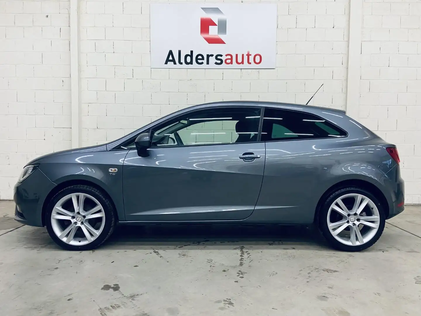 SEAT Ibiza SC 1.2 TSI Sport 105PK Bluetooth Navi PDC Clima Grijs - 2