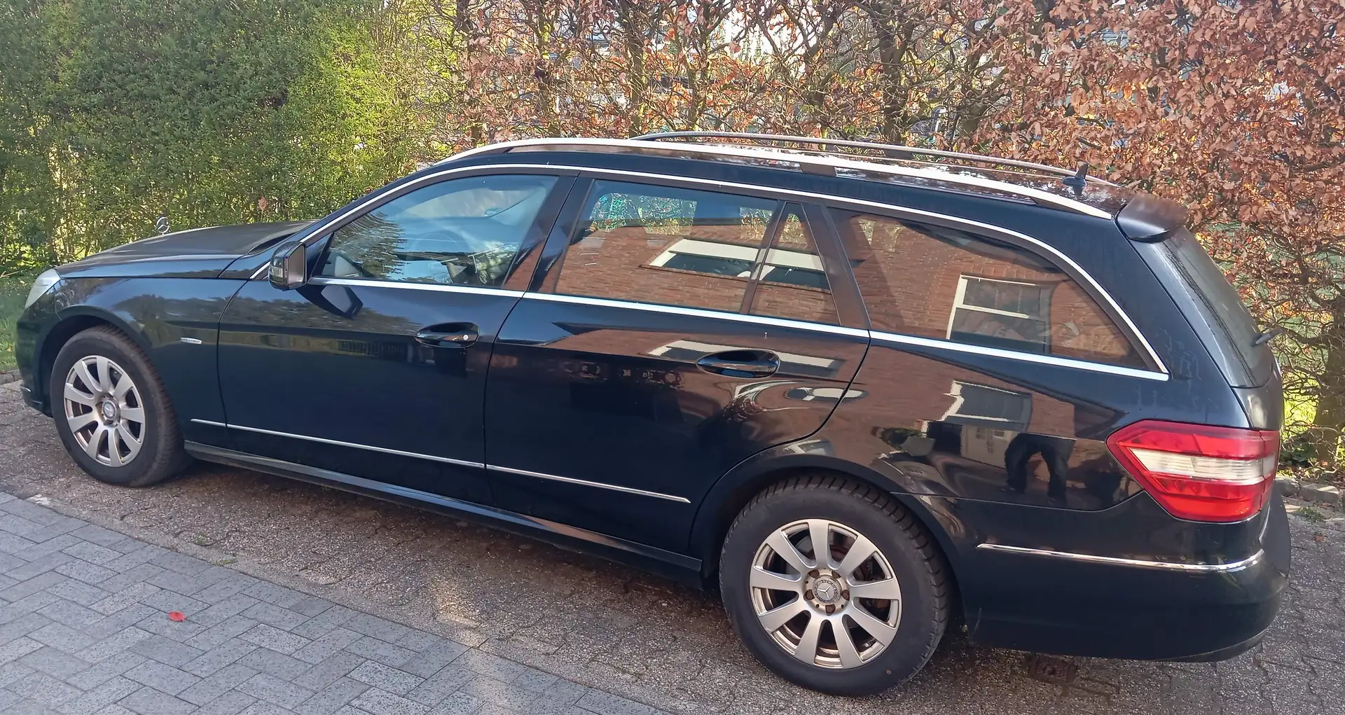Mercedes-Benz E 220 E-Klasse T-Modell Diesel T CDI DPF BlueEFFICIENCY Black - 1