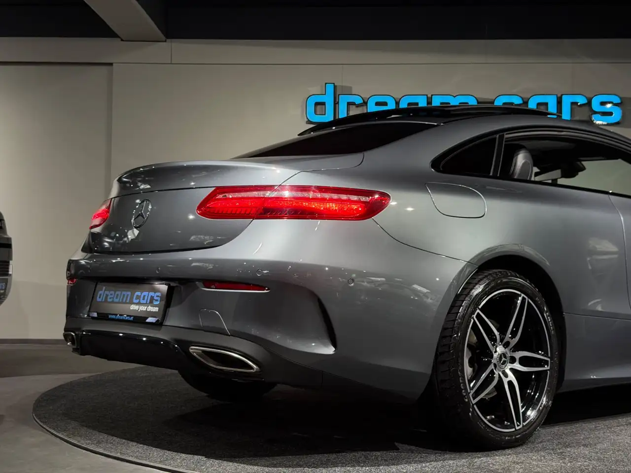 Mercedes-Benz E 300 Coupe AMG Line / Night Paket / Panoramadach Bild 7