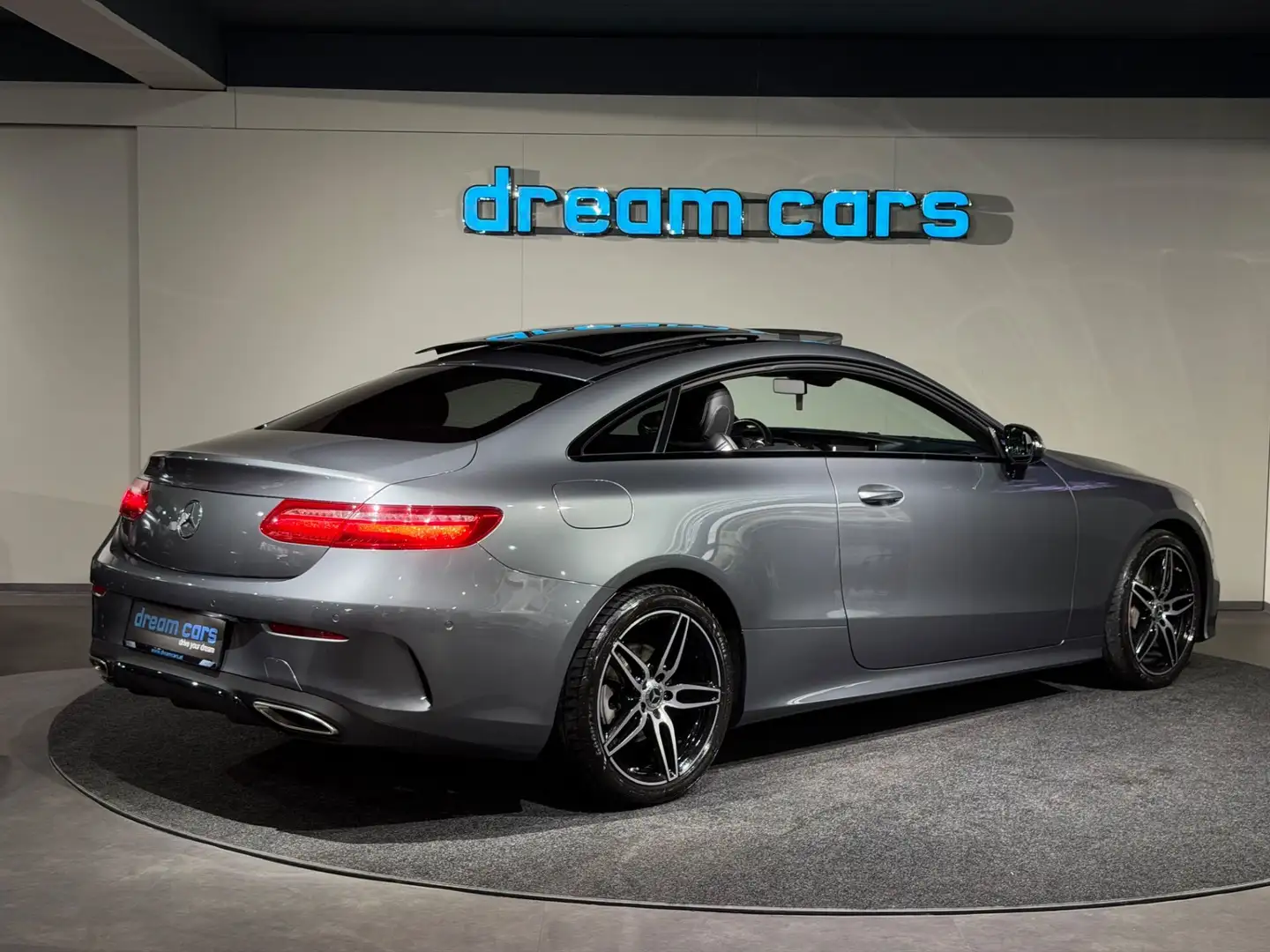 Mercedes-Benz E 300 Coupe  AMG Line / Night Paket / Panoramadach / Silber - 2