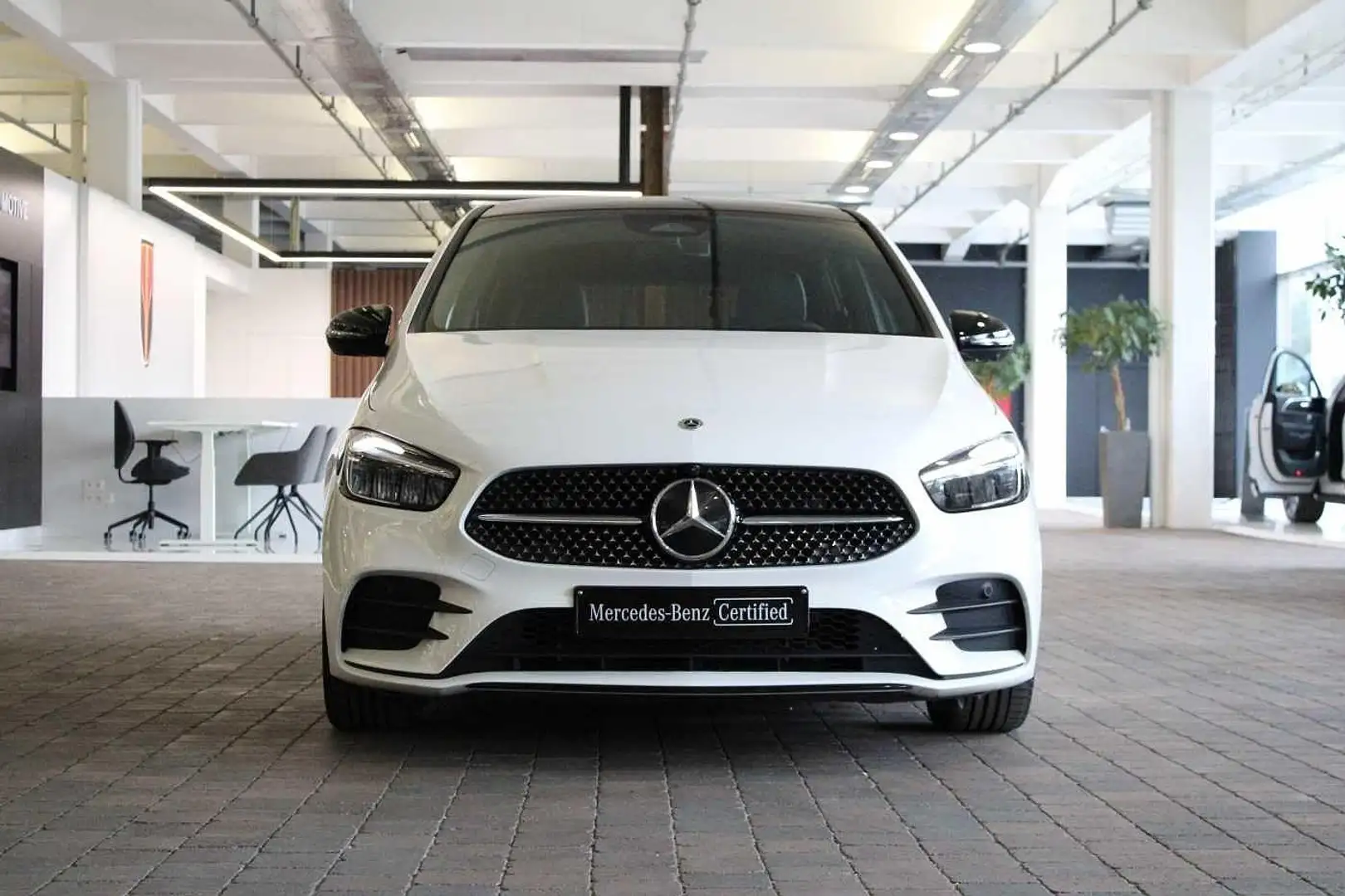 Mercedes-Benz B 180 AMG Line | Panoramisch Dak | 360° Parkeerpakket | Blanc - 2