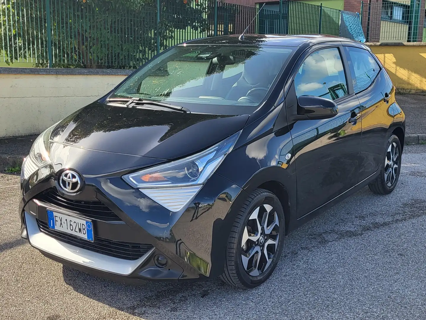 Toyota Aygo Aygo II 2018 5p 5p 1.0 x-play 72cv Zwart - 2