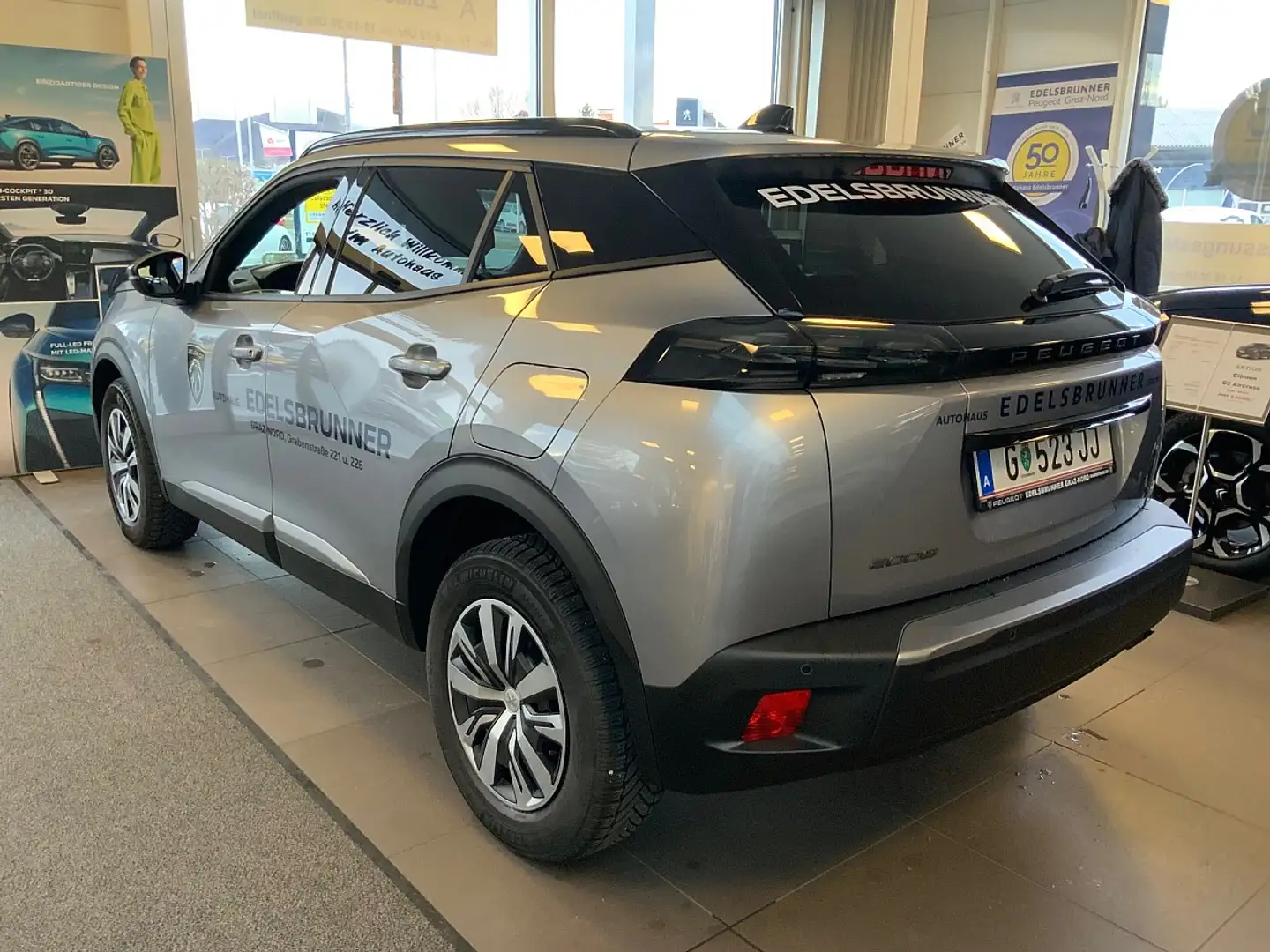 Peugeot 2008 PureTech 100 S&S Allure 6-Gang-Manuell Grau - 2