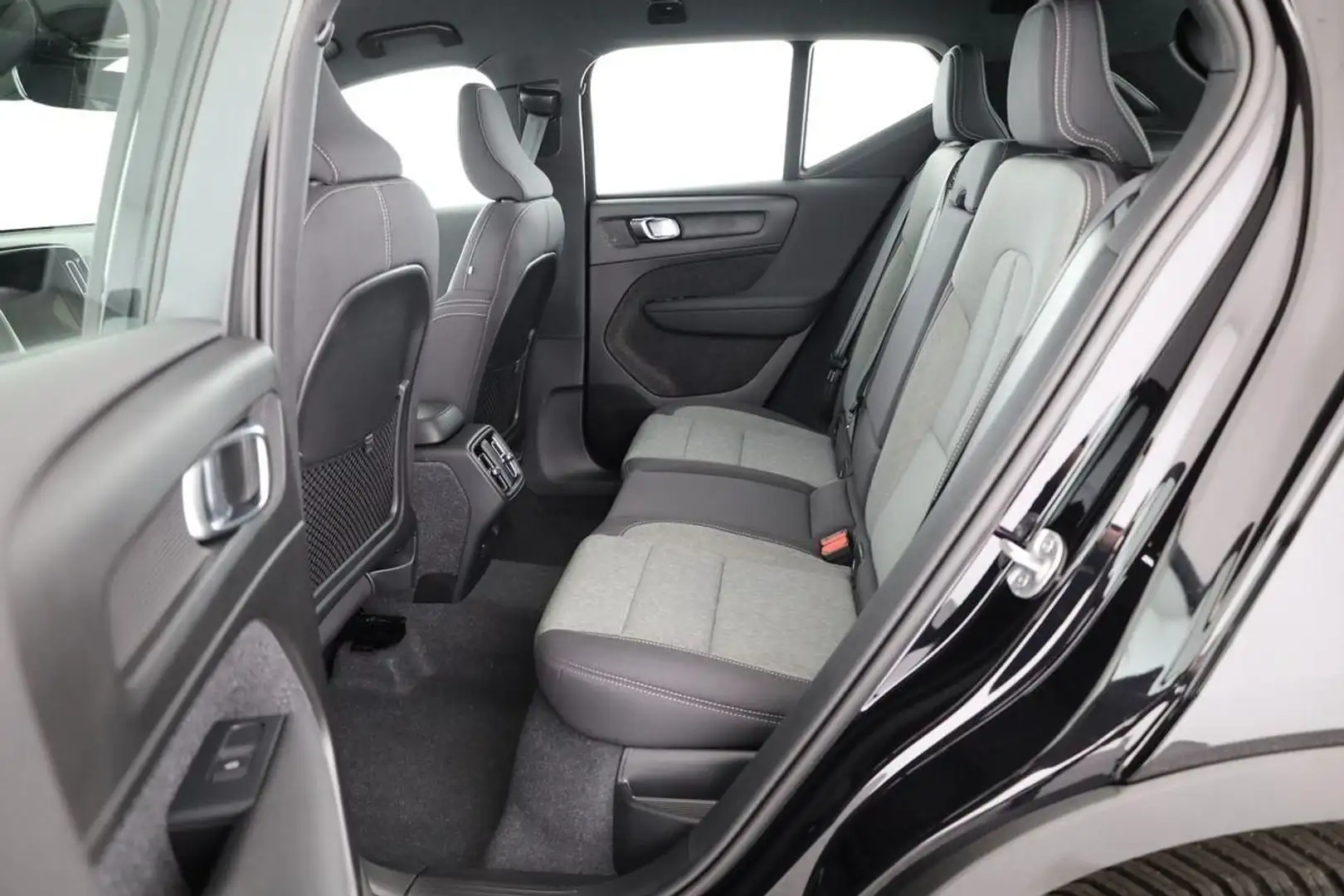 Volvo XC40 XC40 B3 B DKG Core Schwarz - 2