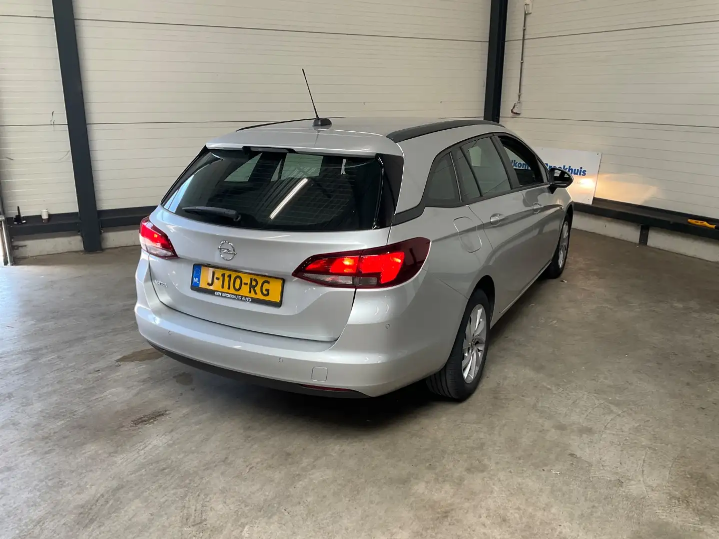 Opel Astra Sports Tourer 1.2 Edition Grijs - 2