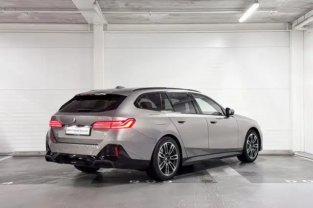 BMW 5 Series view 6