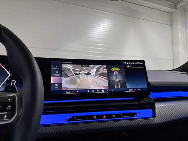 BMW 5 Series view 14
