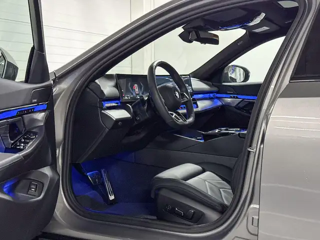 BMW 5 Series view 8