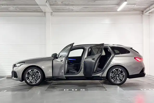 BMW 5 Series view 3