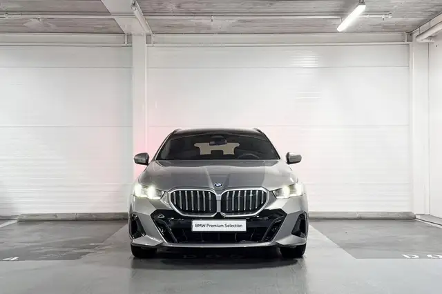BMW 5 Series view 5