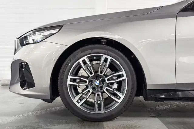 BMW 5 Series view 4