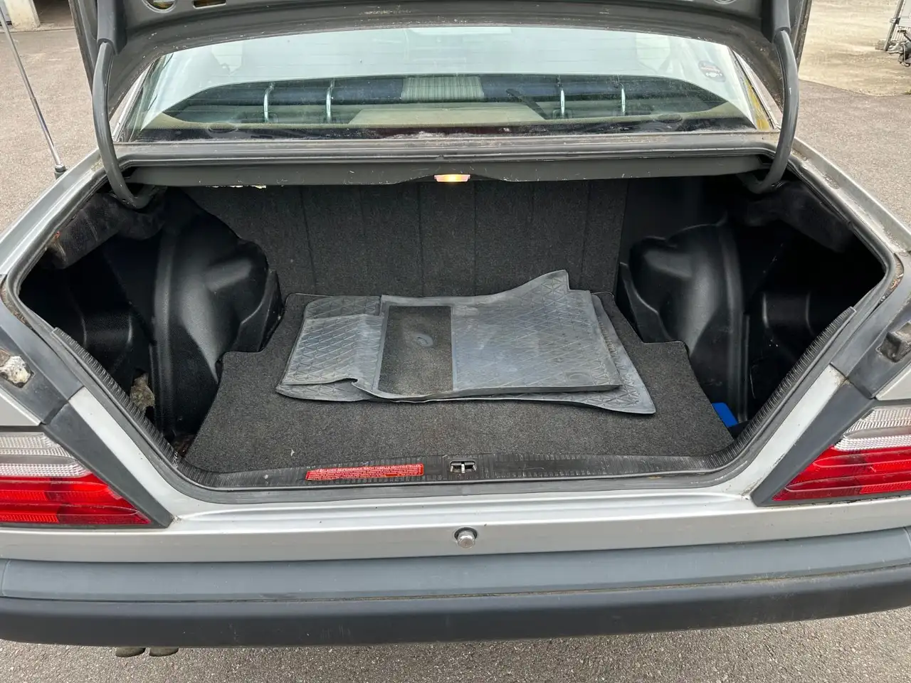 Mercedes-Benz 260 E Klima Tüv 08.27 Oldtimer, foto 7