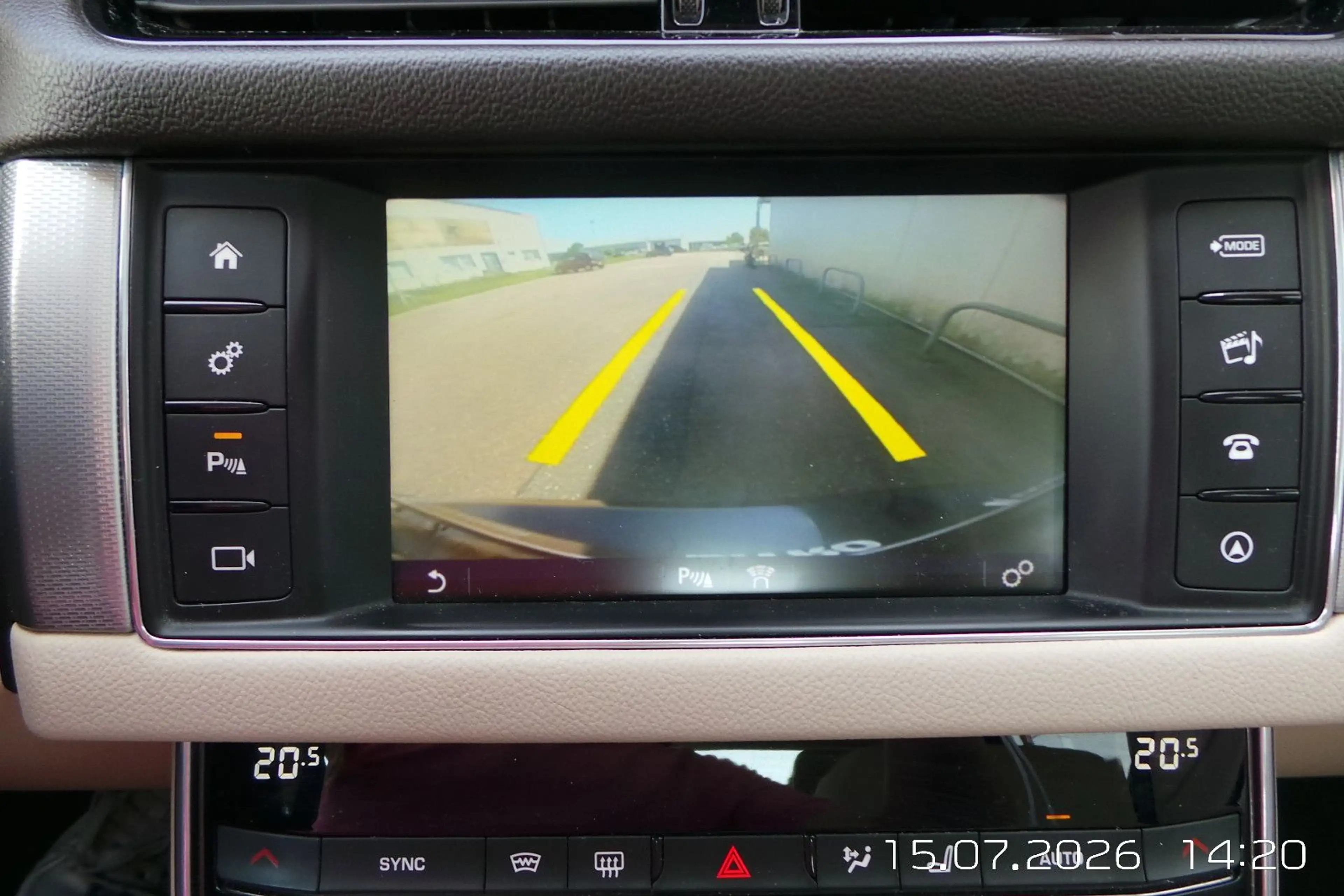 Jaguar XF Portfolio AWD 35t PANO,LED,LEDER,CAM — photo 29