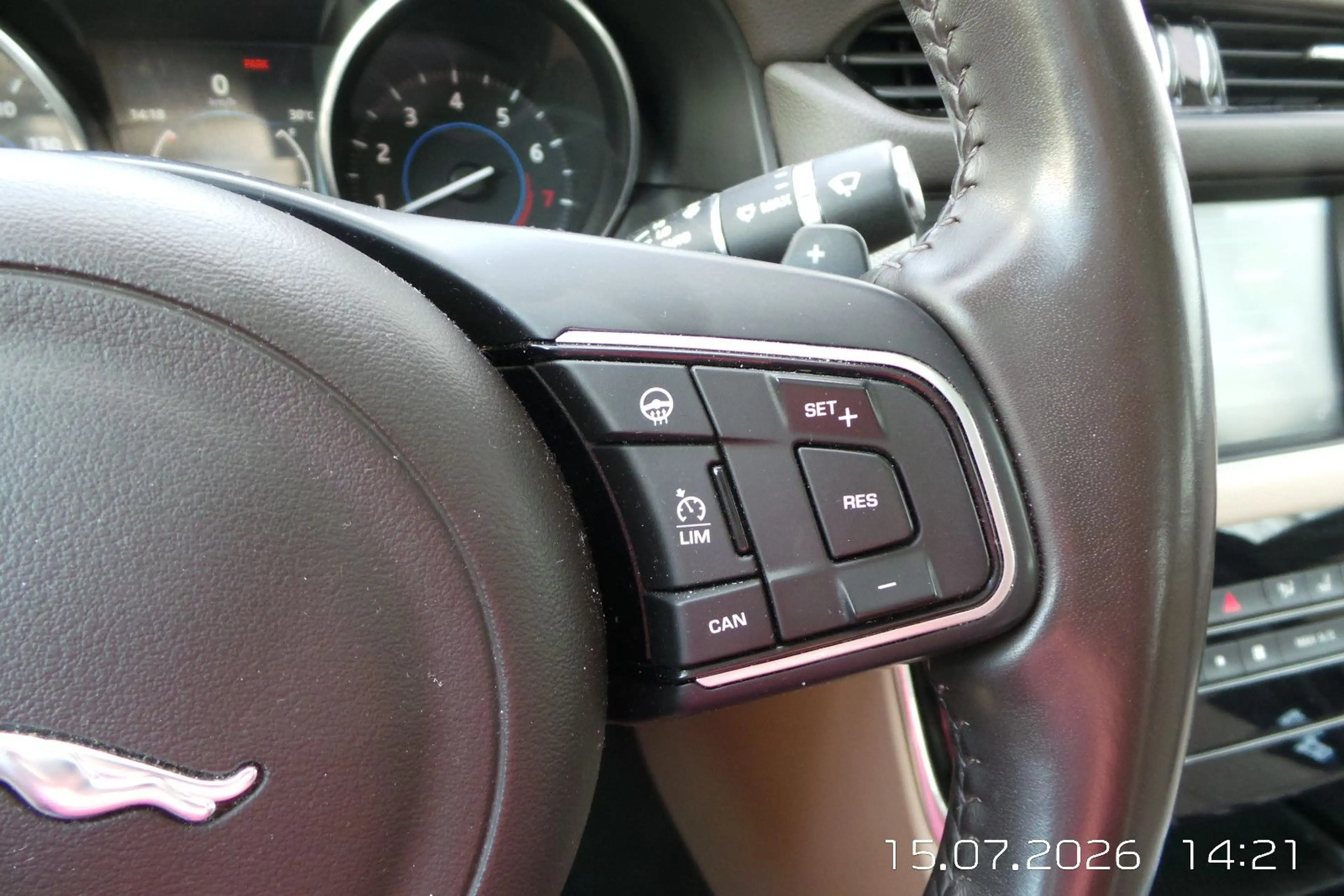 Jaguar XF Portfolio AWD 35t PANO,LED,LEDER,CAM — photo 21