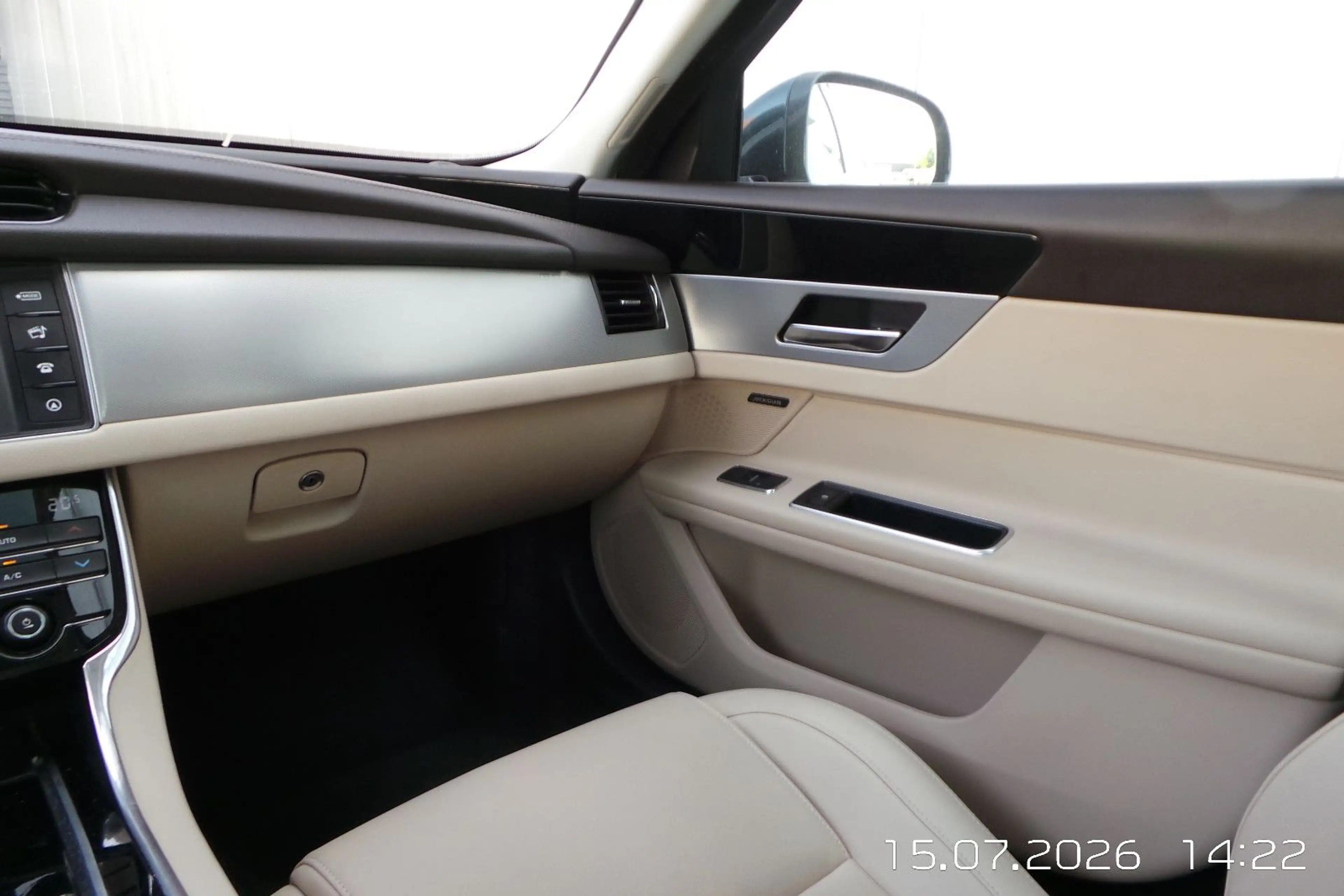 Jaguar XF Portfolio AWD 35t PANO,LED,LEDER,CAM — photo 39