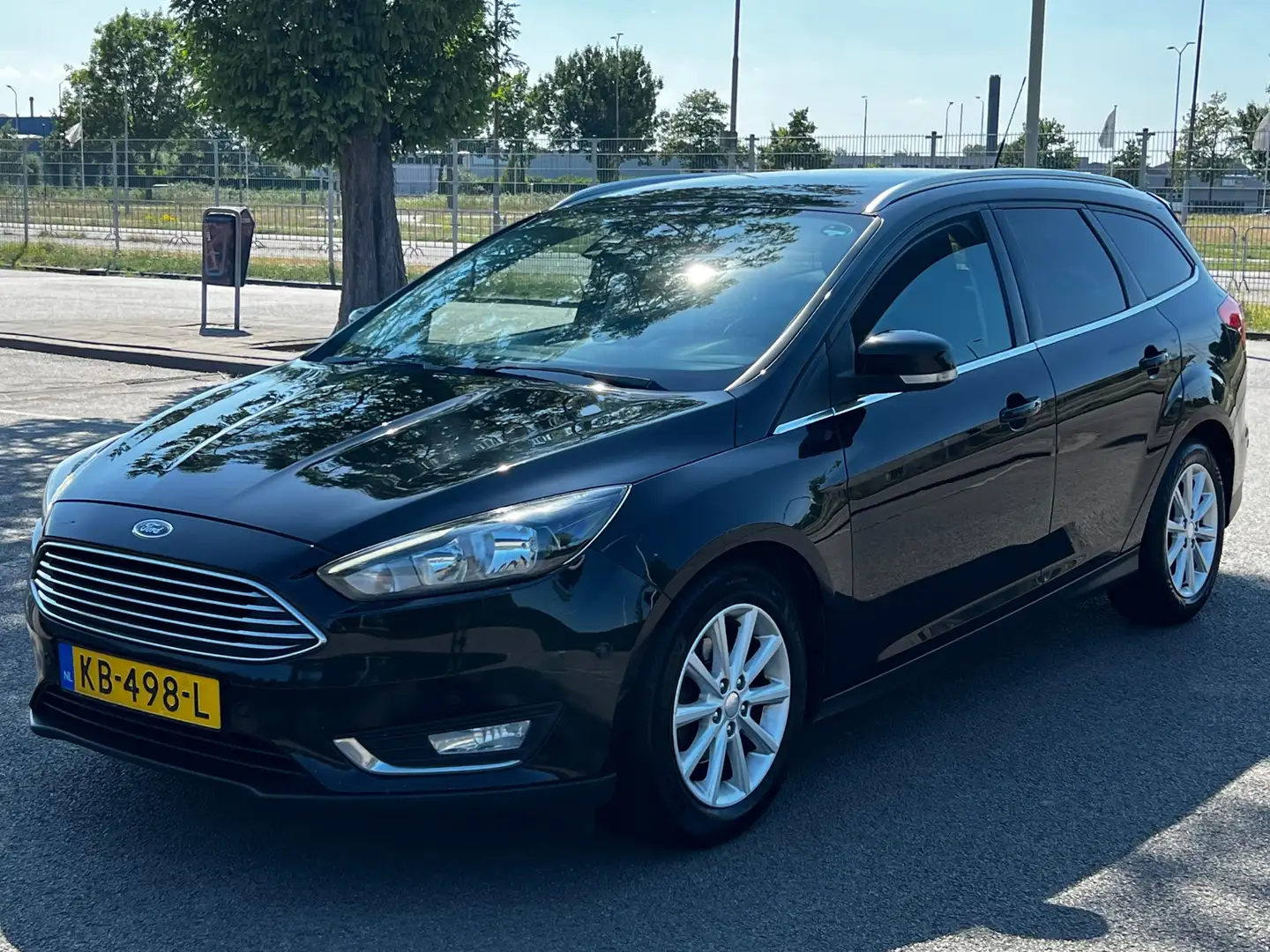Ford Focus Wagon 1.5 TDCI Titanium Edition - NAVI - Zwart - 1
