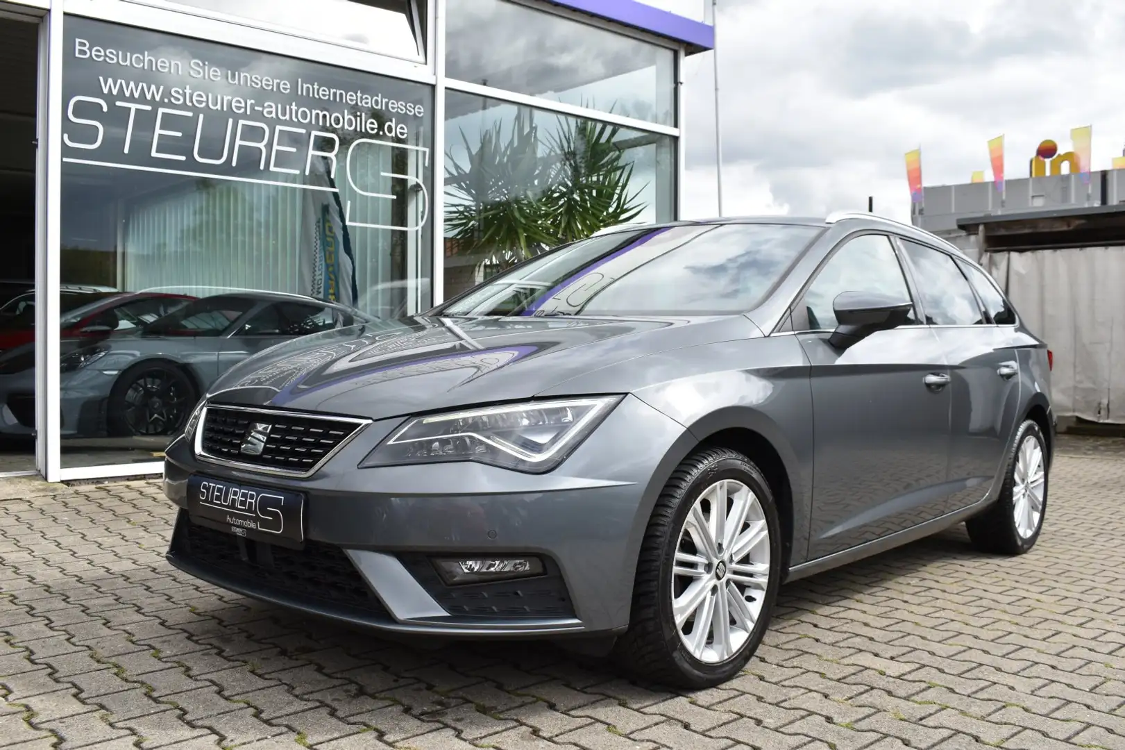 SEAT Leon ST 2.0 TDI Xcellence LED APP Navi Grau - 1