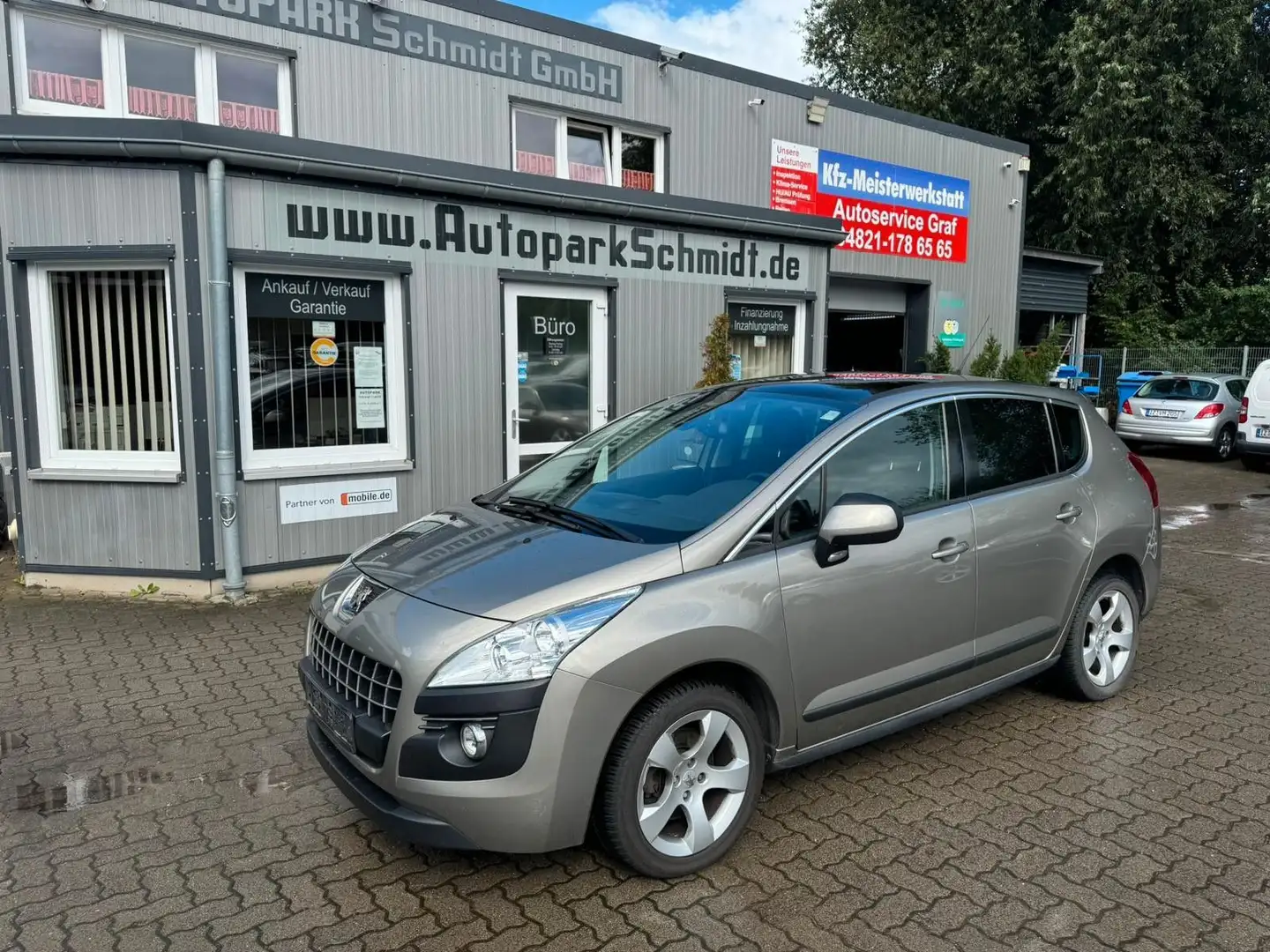 Peugeot 3008 1-HAND°AHK°NAVI°SZHG°PANO°TEMPO°ZR-GEMACHT! Grau - 1
