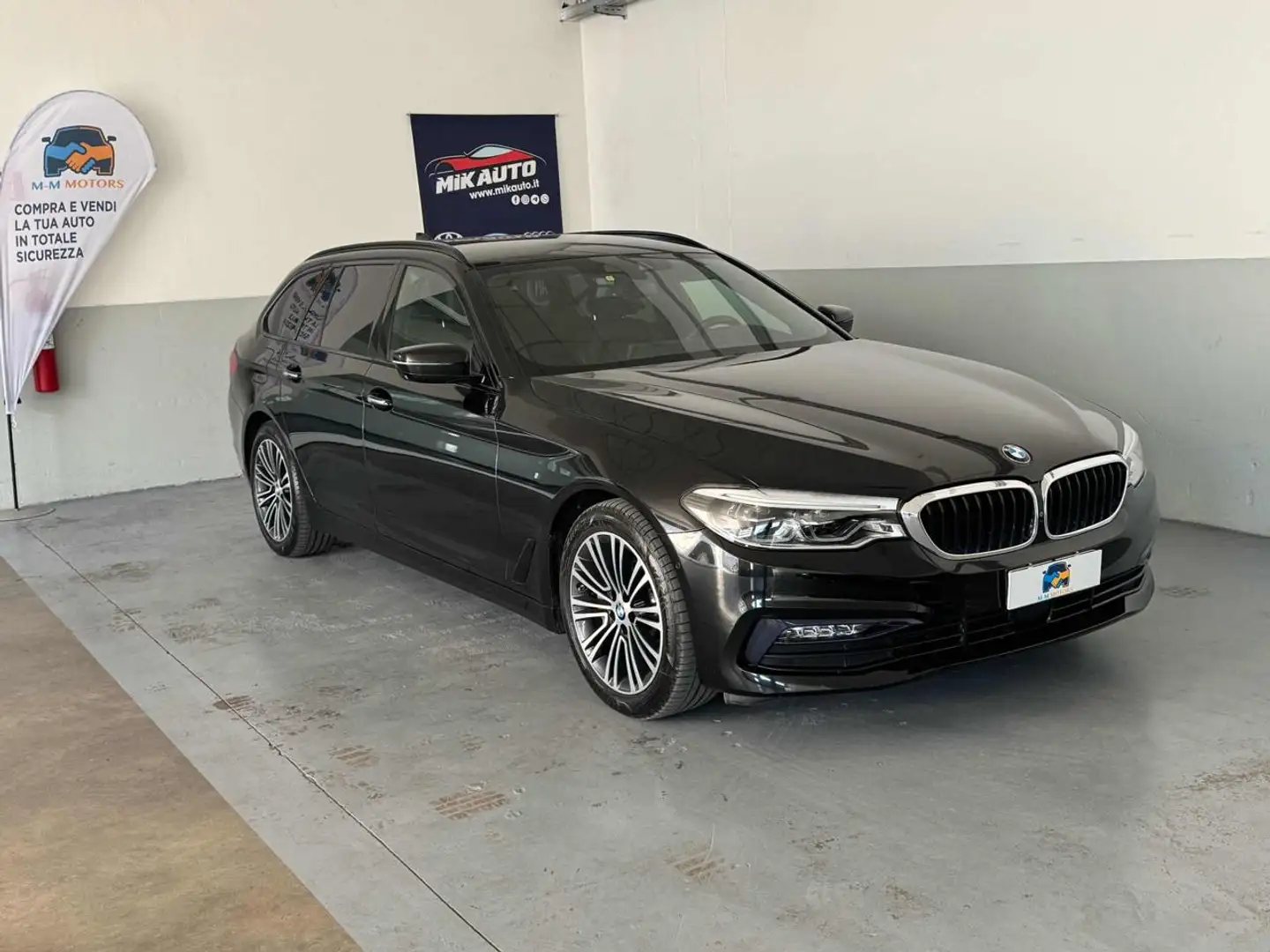BMW 530 d 249CV Touring Sport UNICOP GANCIO TRAINO Nero - 2