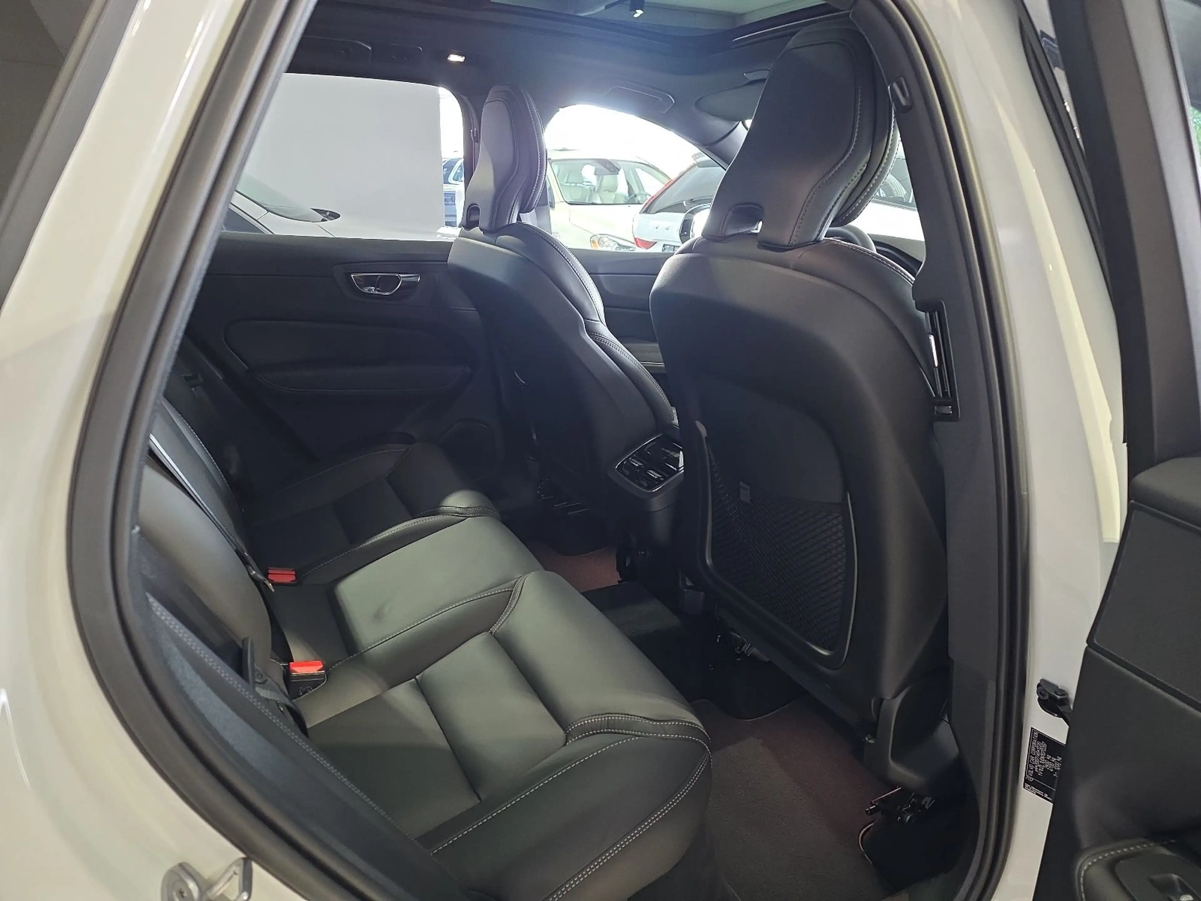 Volvo XC60 B5 R-Design Massage AHK 22Zoll 360° Pano — photo 13