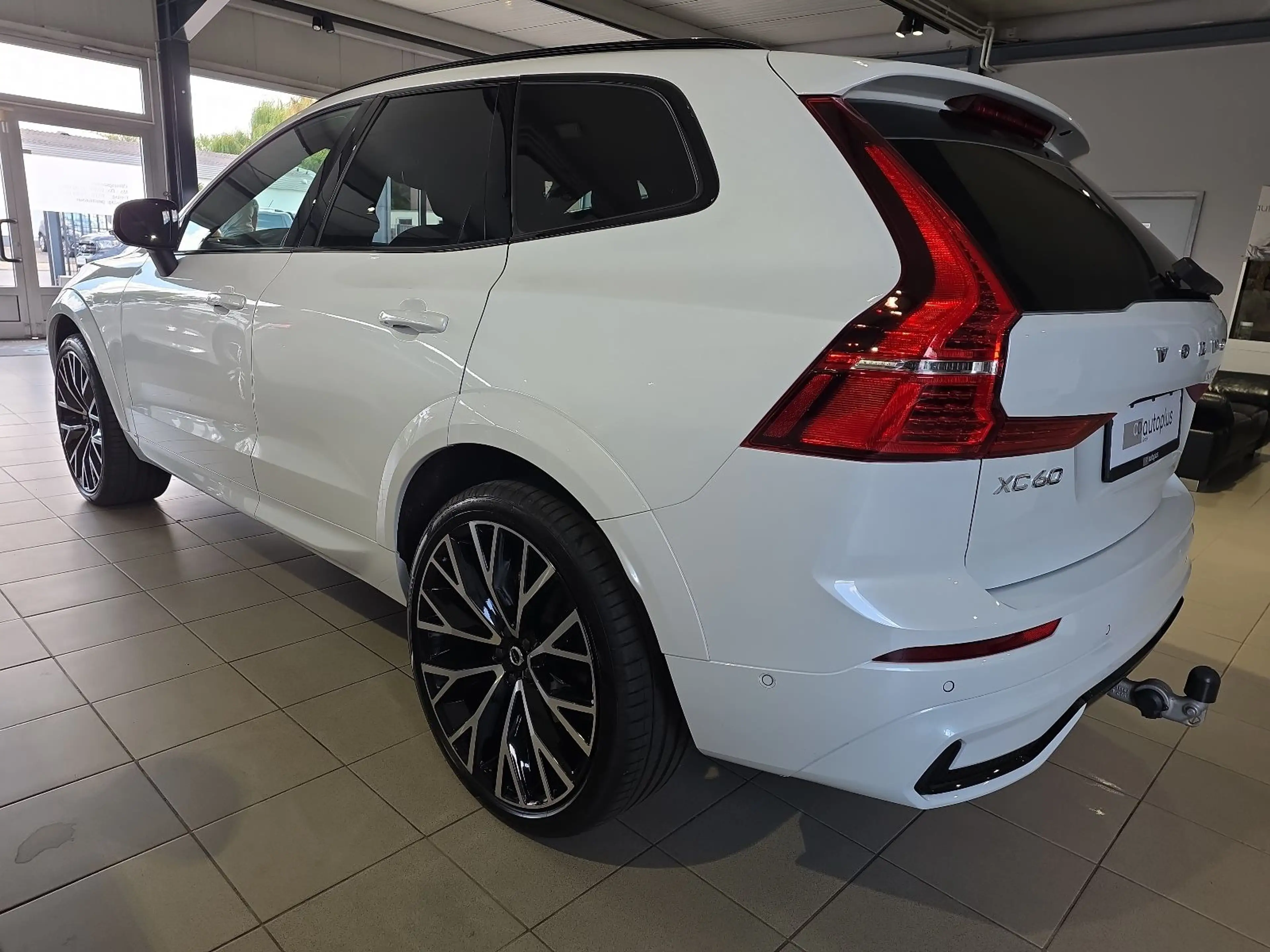 Volvo XC60 B5 R-Design Massage AHK 22Zoll 360° Pano — photo 10