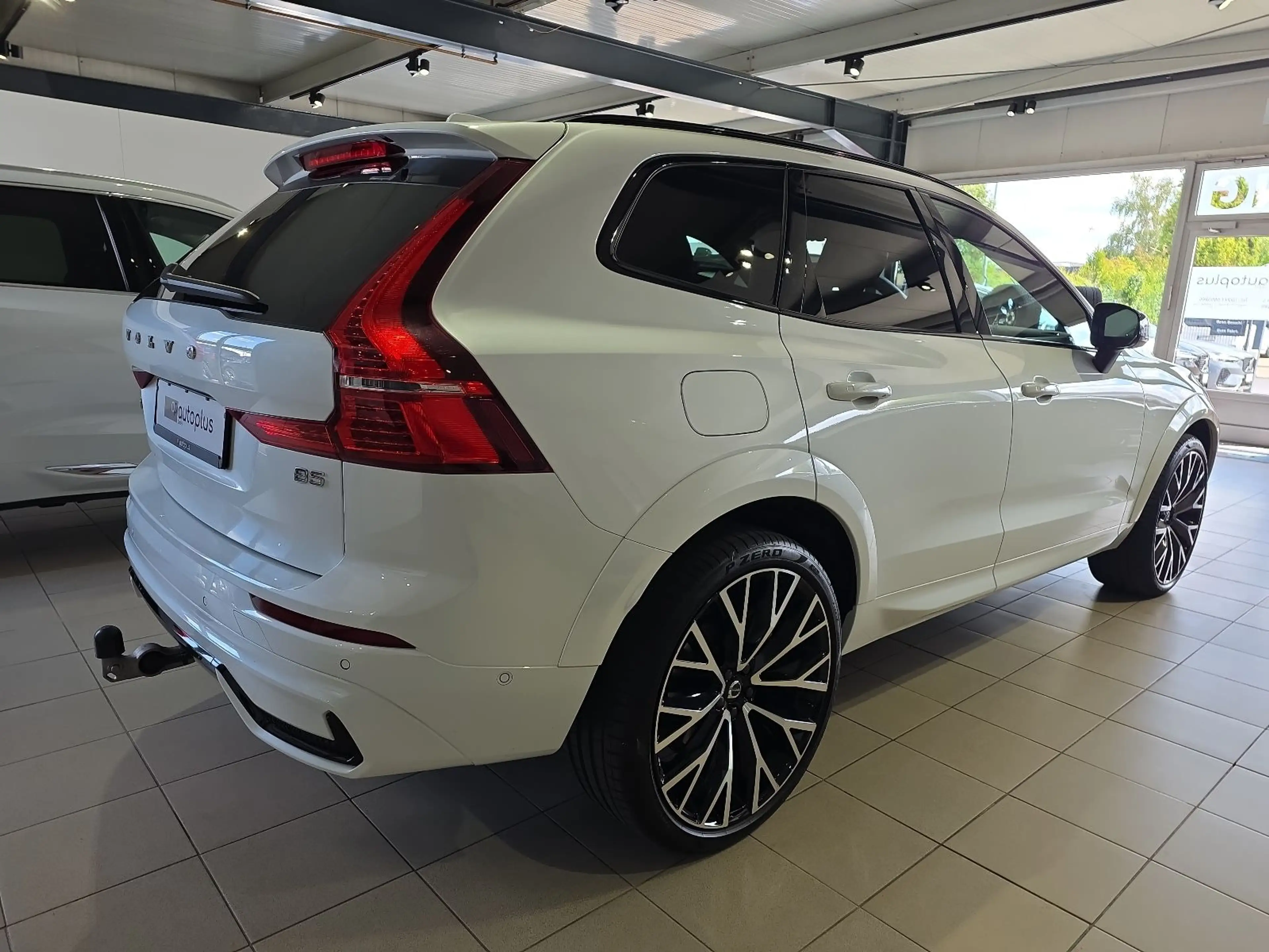 Volvo XC60 B5 R-Design Massage AHK 22Zoll 360° Pano — photo 6