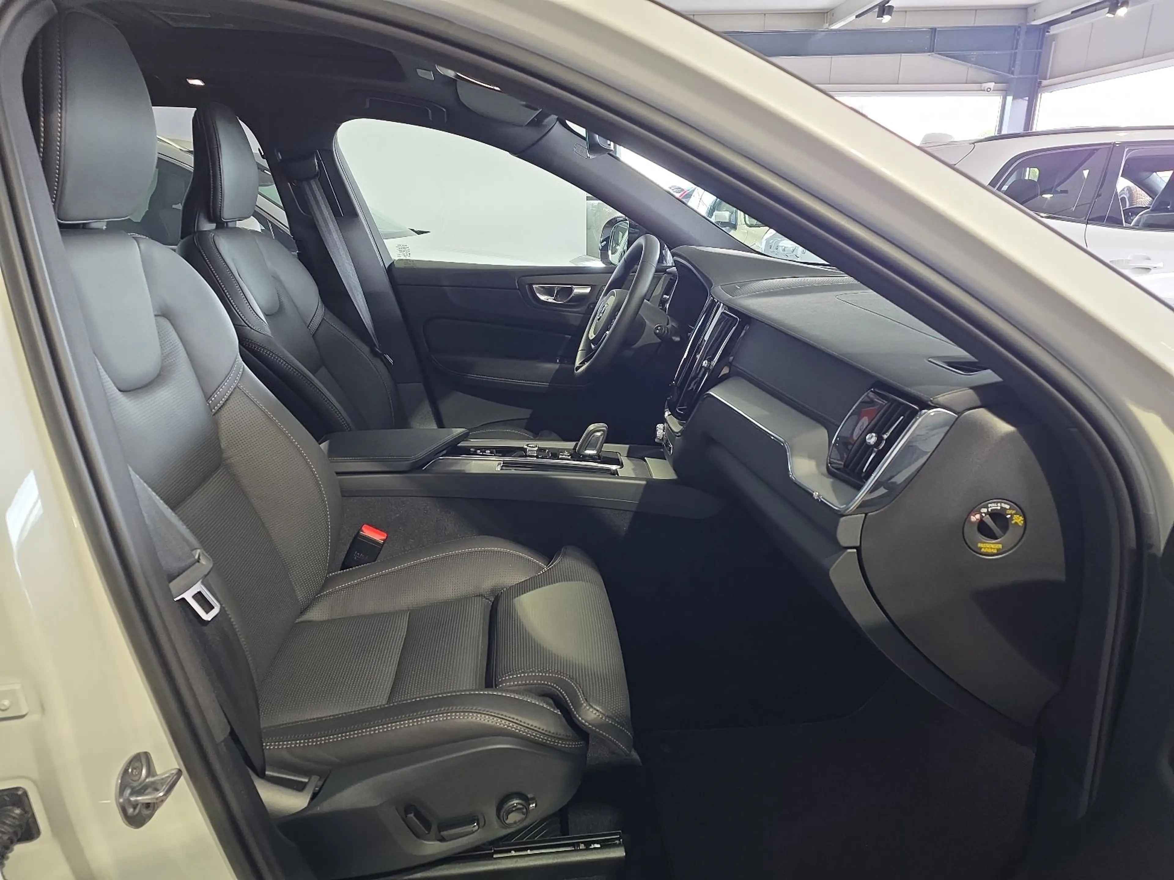 Volvo XC60 B5 R-Design Massage AHK 22Zoll 360° Pano — photo 11