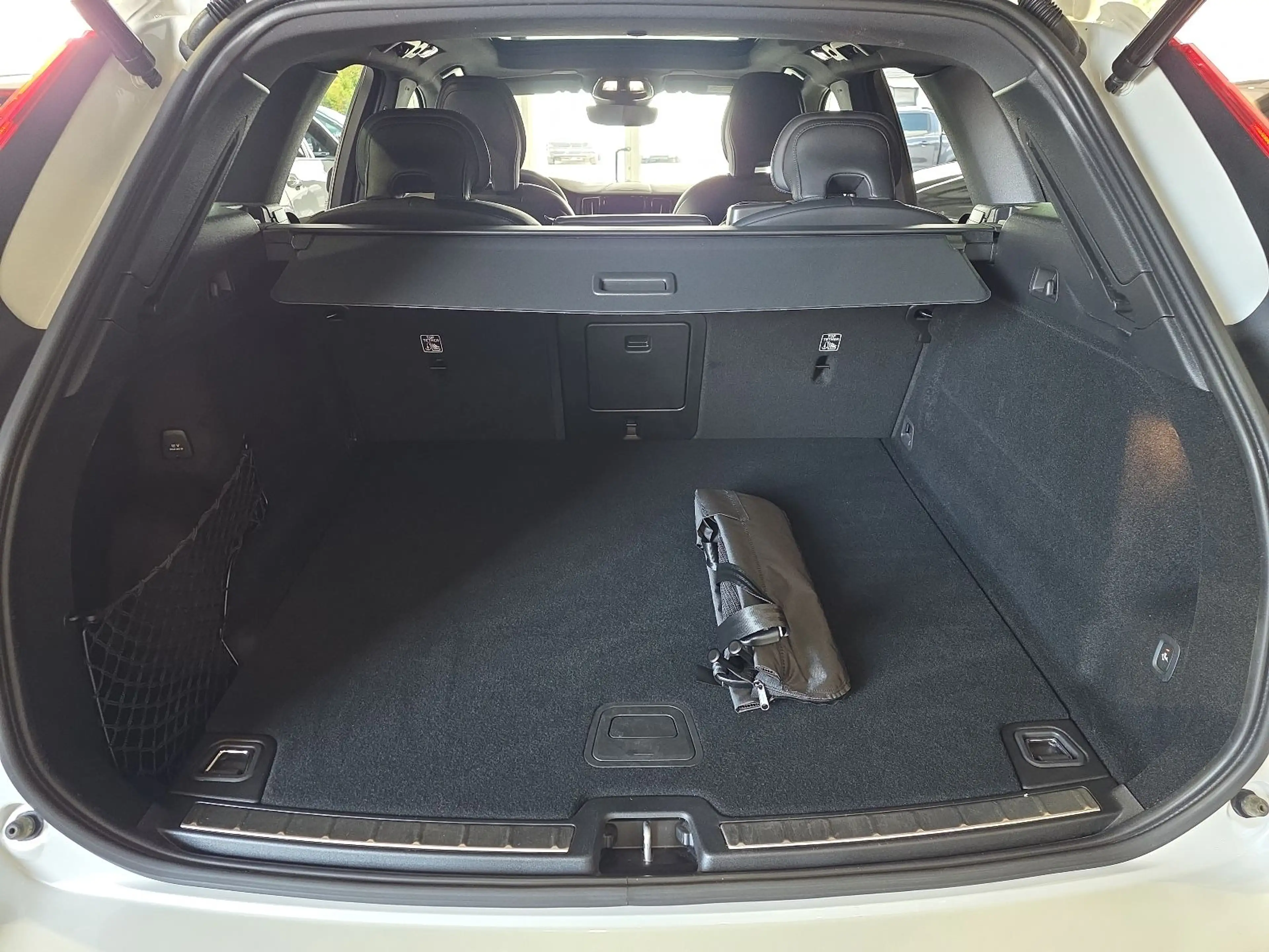 Volvo XC60 B5 R-Design Massage AHK 22Zoll 360° Pano — photo 14