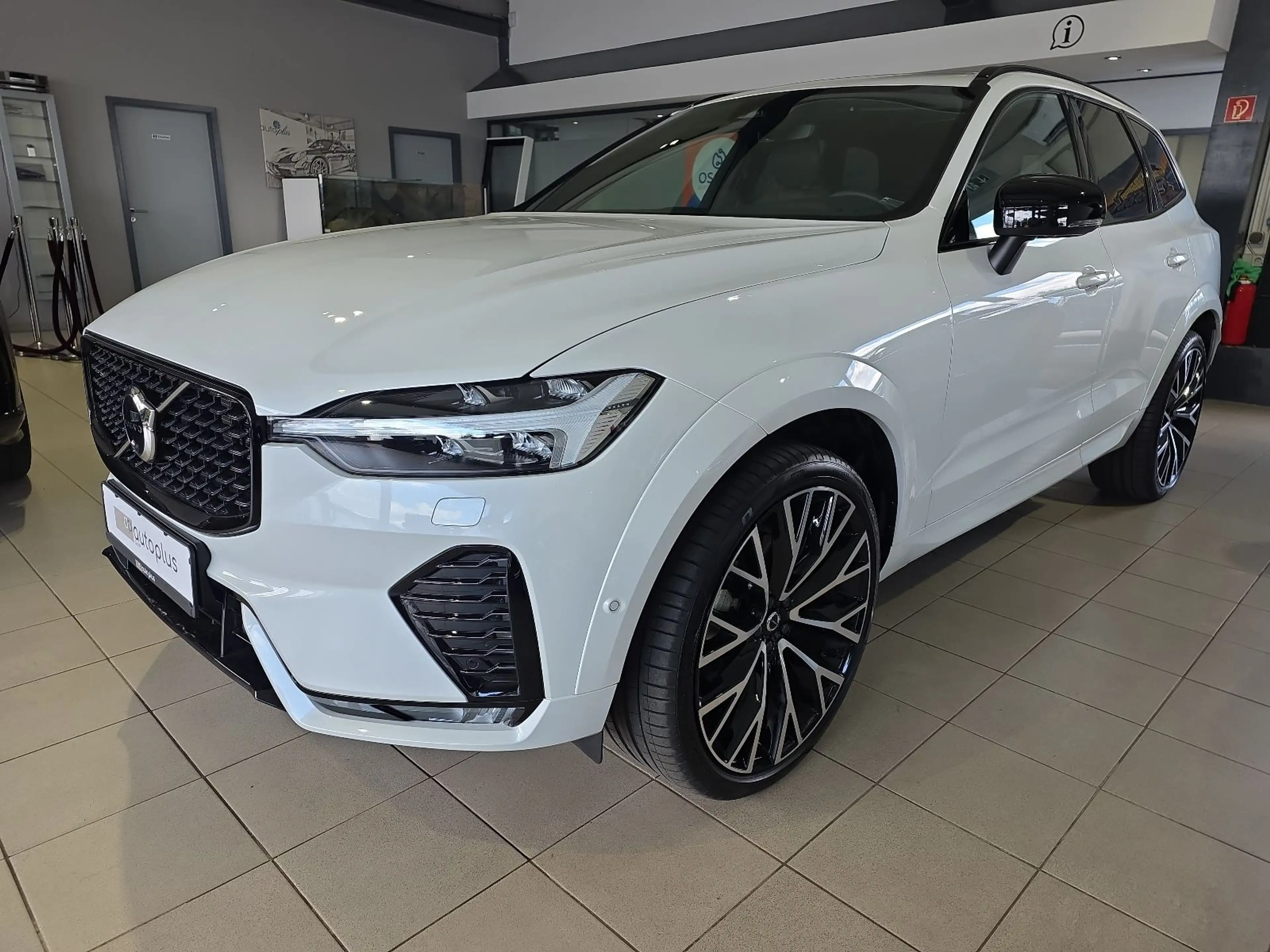Volvo XC60 B5 R-Design Massage AHK 22Zoll 360° Pano
