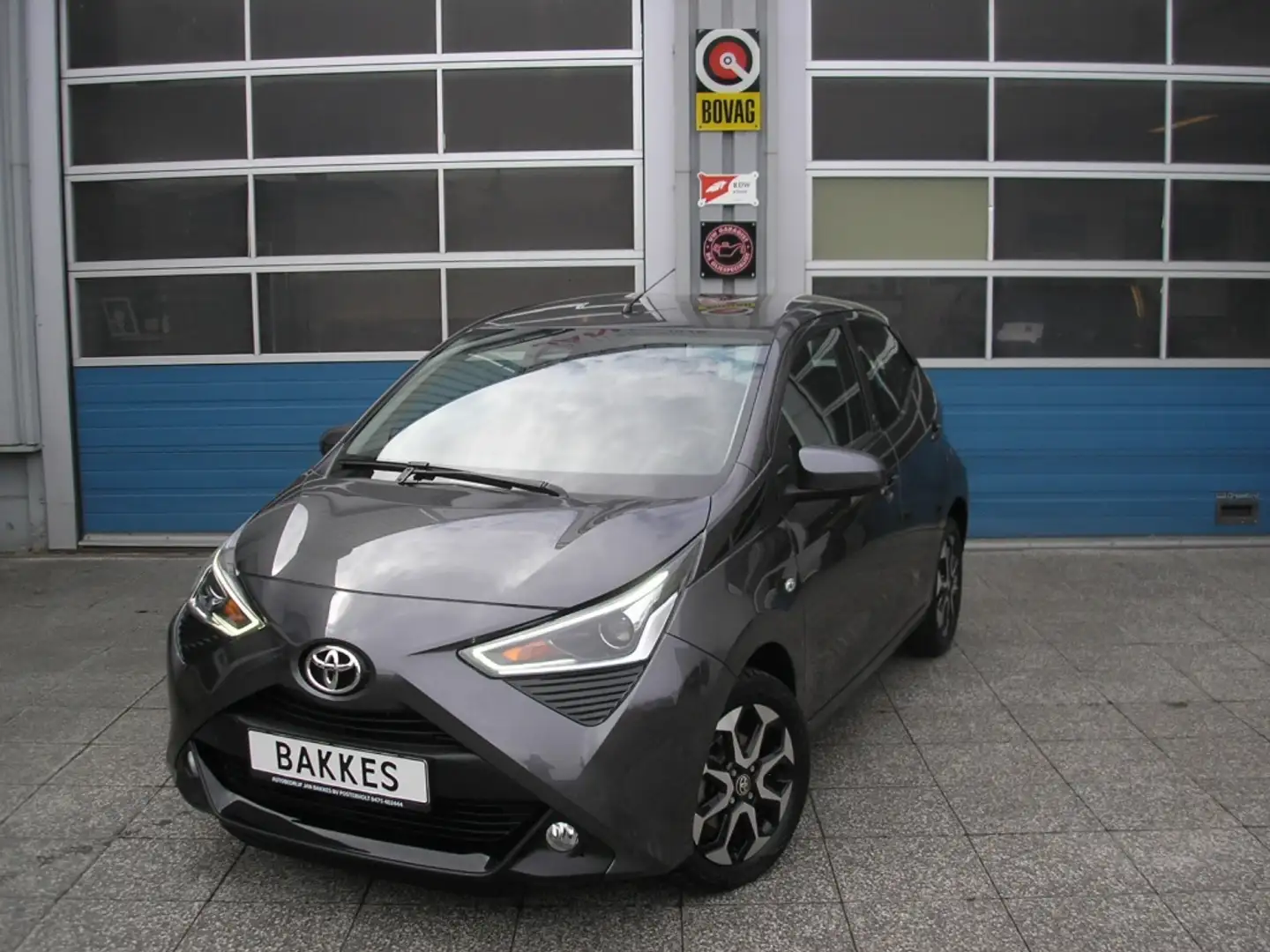 Toyota Aygo 1.0 VVT-i x-play 28.000 km! Parkeersensors Gris - 2