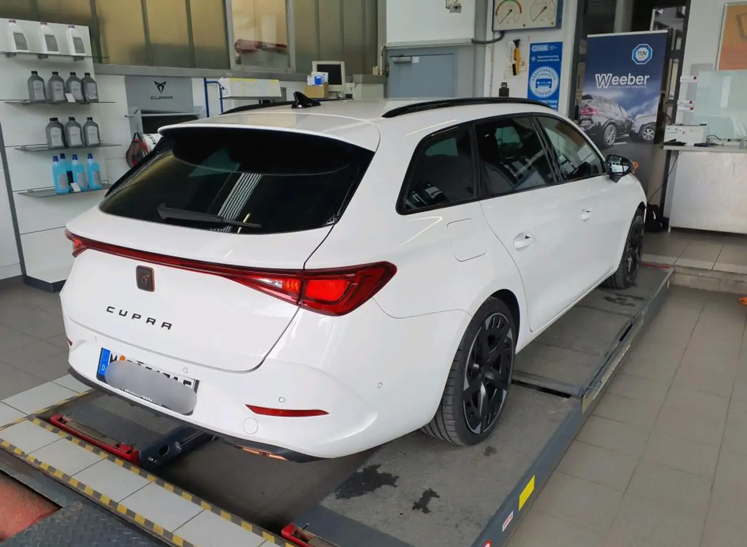 CUPRA Leon Sportstourer VZ 1.4 e-Hybrid/AHK/SHZ/LED Weiß - 2