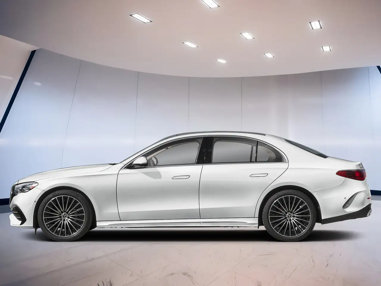 Mercedes-Benz E-Class снимка Mercedes-Benz E-Class