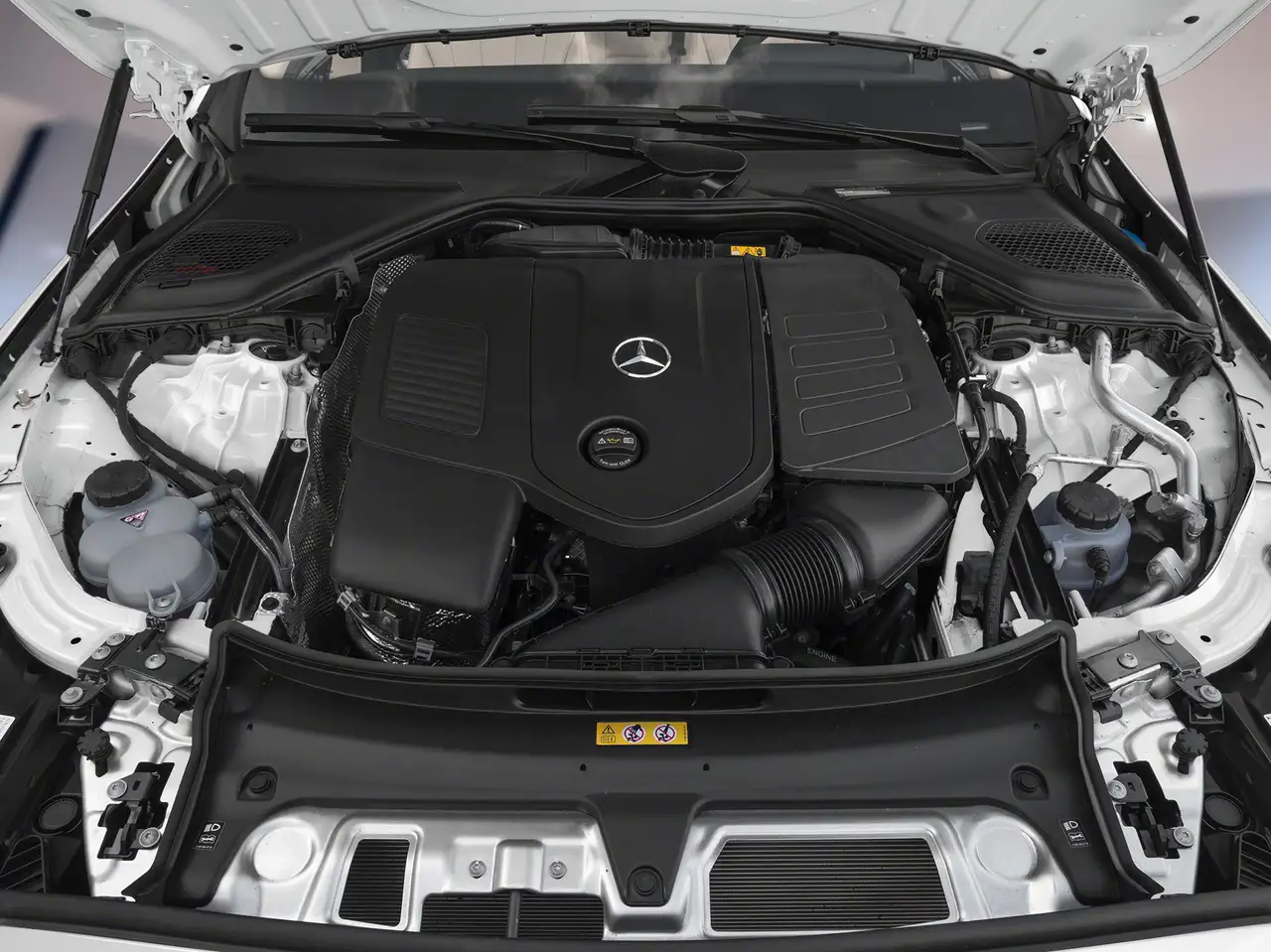 Mercedes-Benz E-Class снимка Mercedes-Benz E-Class