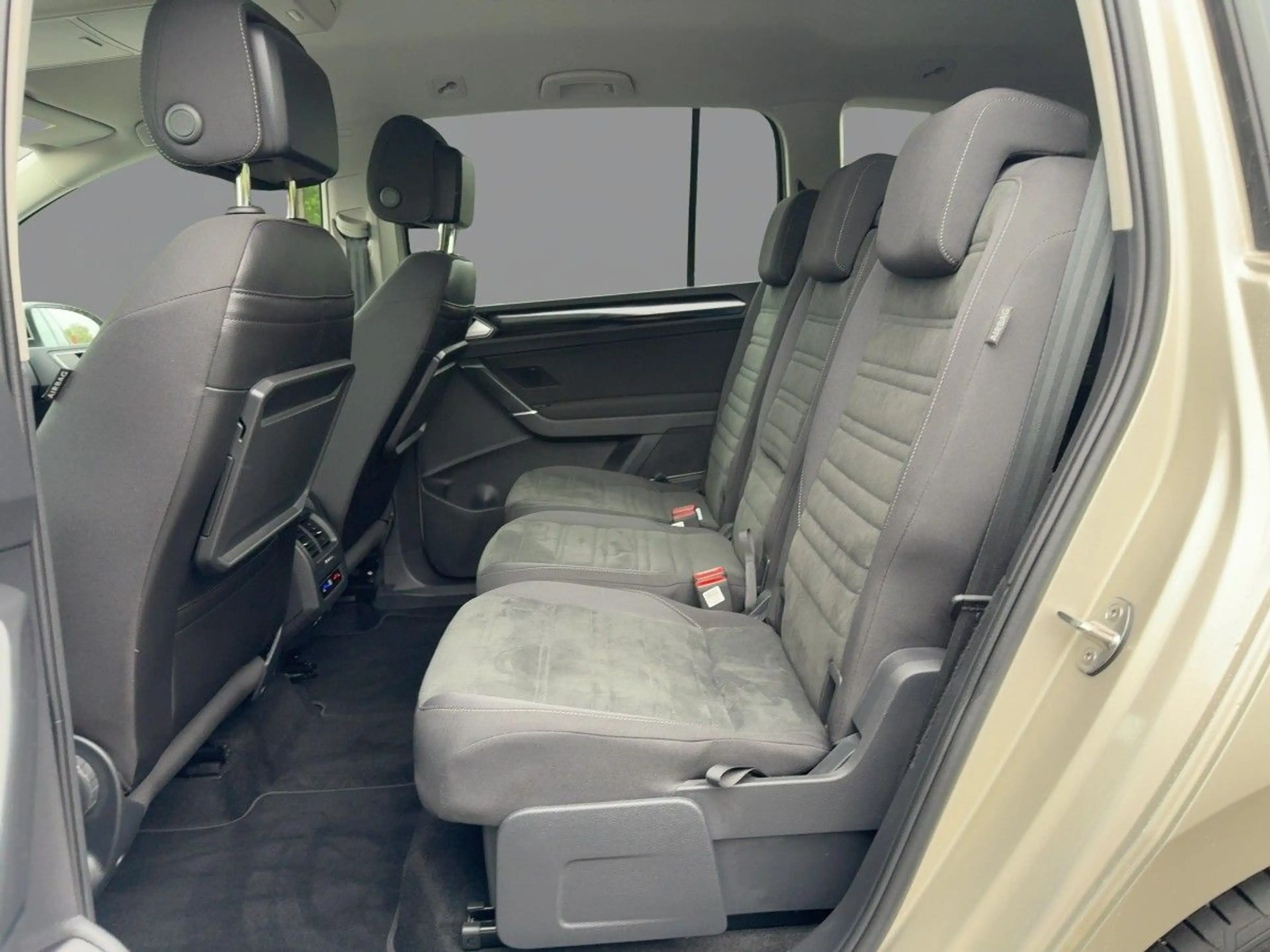 Volkswagen Touran 1.5 TSI Highline DSG LED AHK Kamera Massa — photo 10