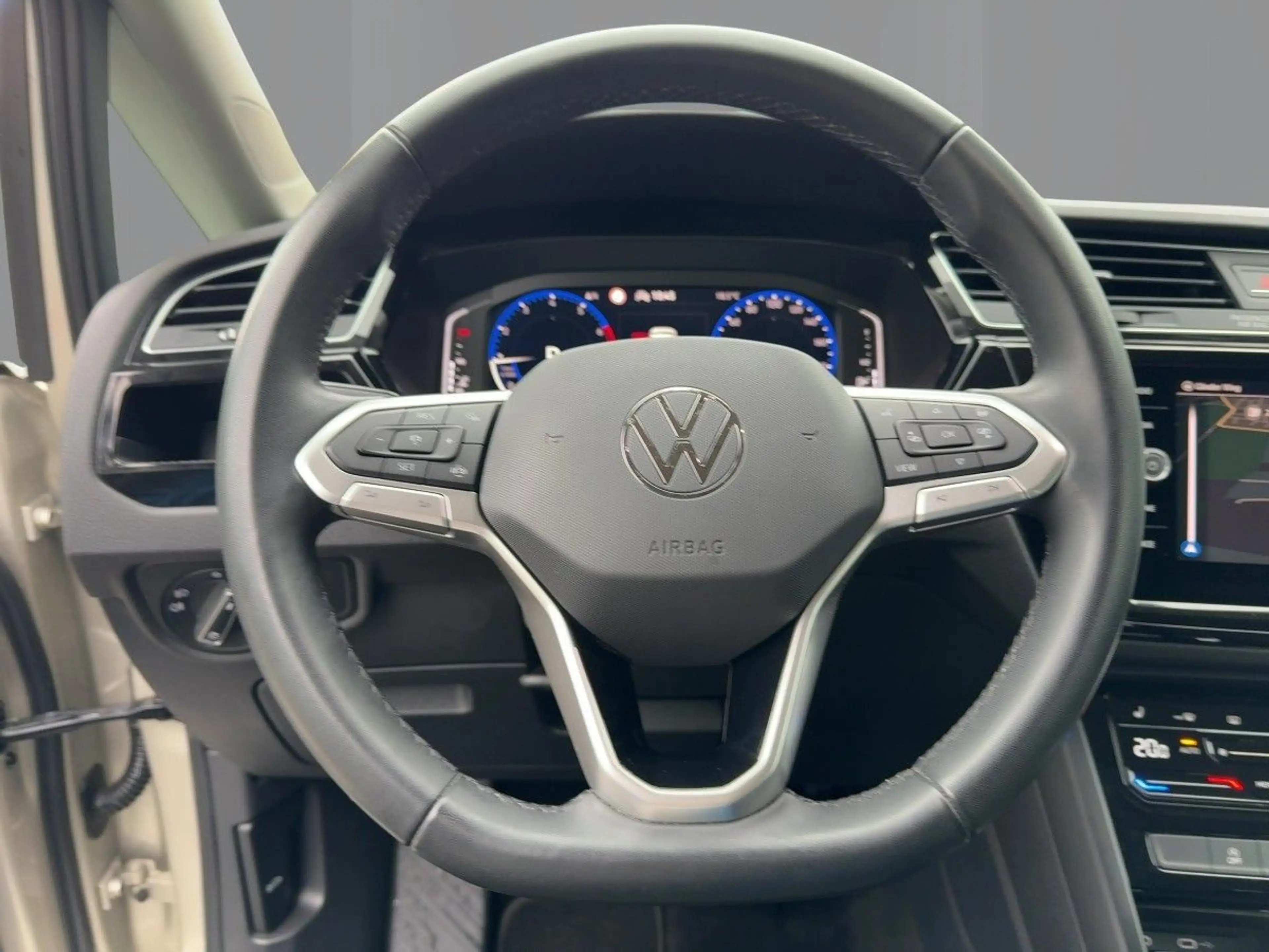 Volkswagen Touran 1.5 TSI Highline DSG LED AHK Kamera Massa — photo 13