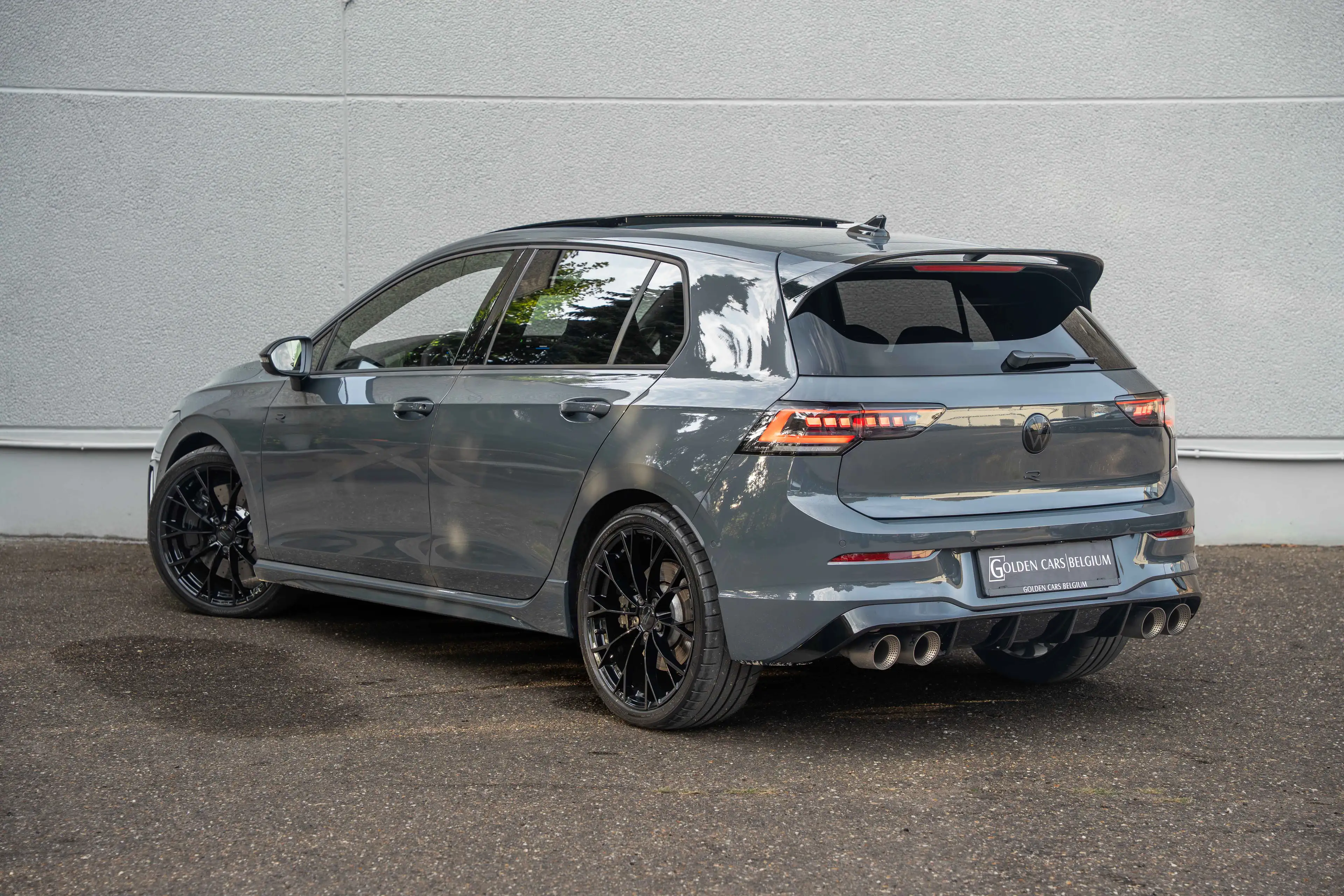 Volkswagen Golf R 4MOTION 'Black Edition' PANO/MATRIX/AKRAPOVIC/ACC/CAMERA/H&K/19" — photo 6