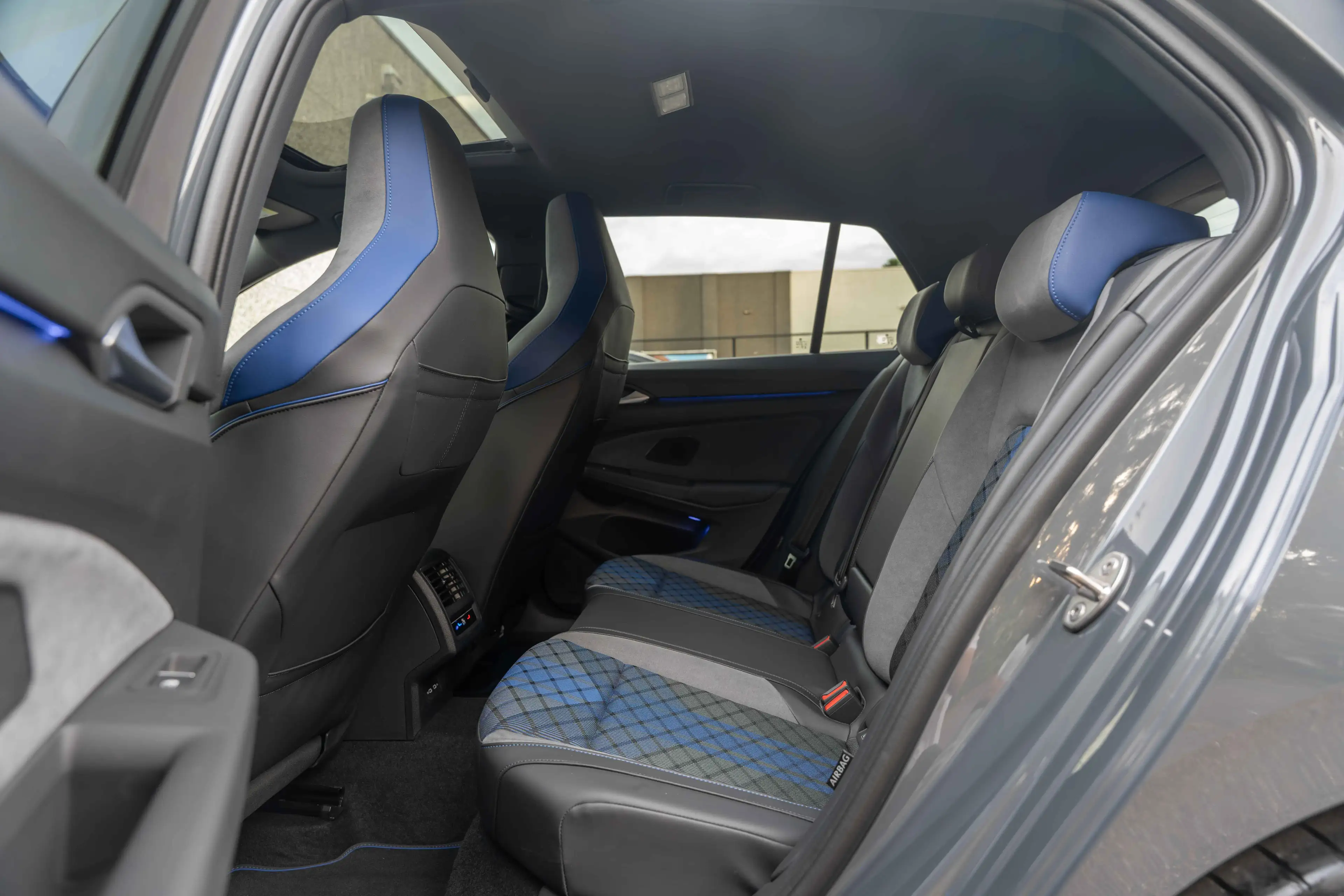 Volkswagen Golf R 4MOTION 'Black Edition' PANO/MATRIX/AKRAPOVIC/ACC/CAMERA/H&K/19" — photo 12