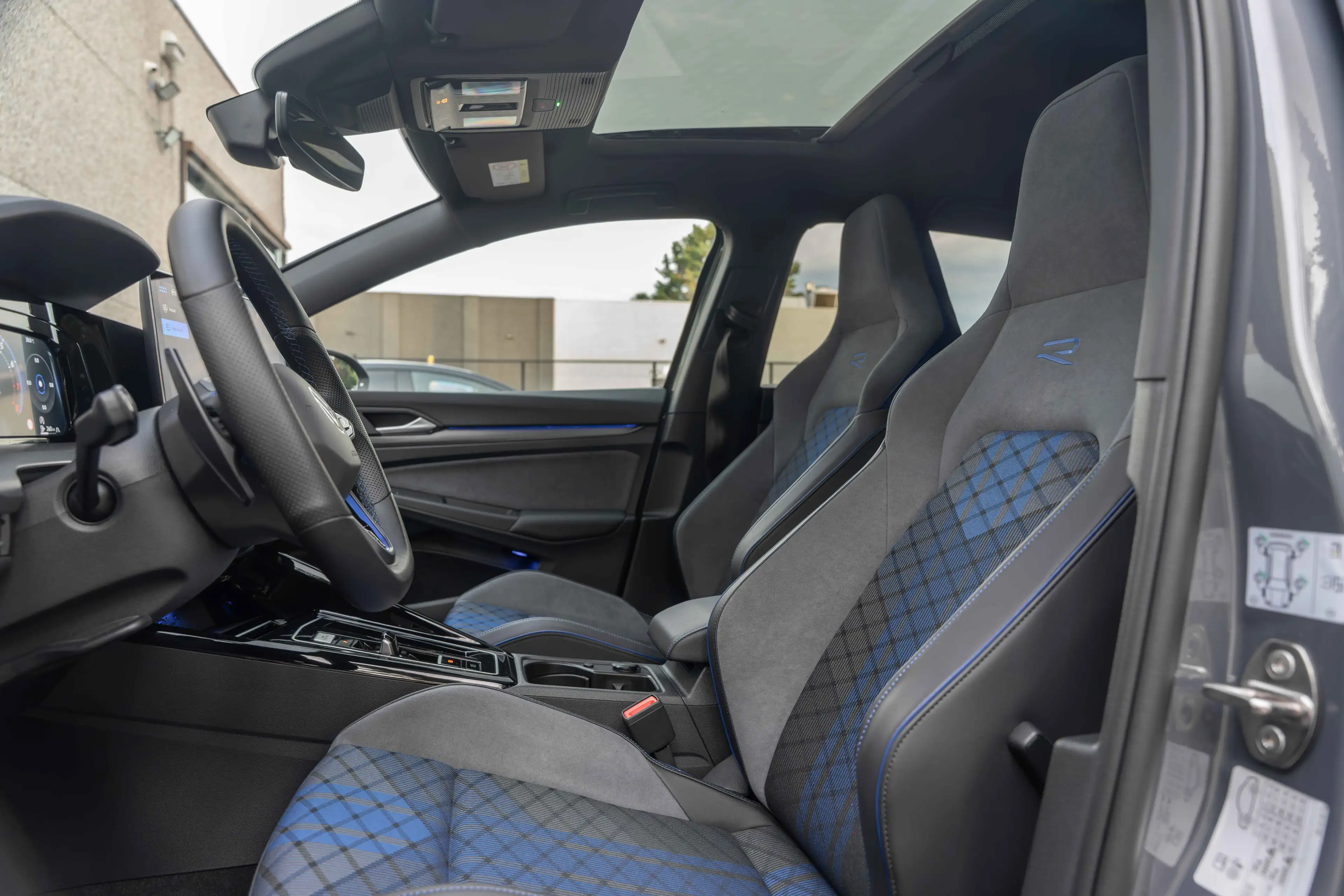 Volkswagen Golf R 4MOTION 'Black Edition' PANO/MATRIX/AKRAPOVIC/ACC/CAMERA/H&K/19" — photo 11